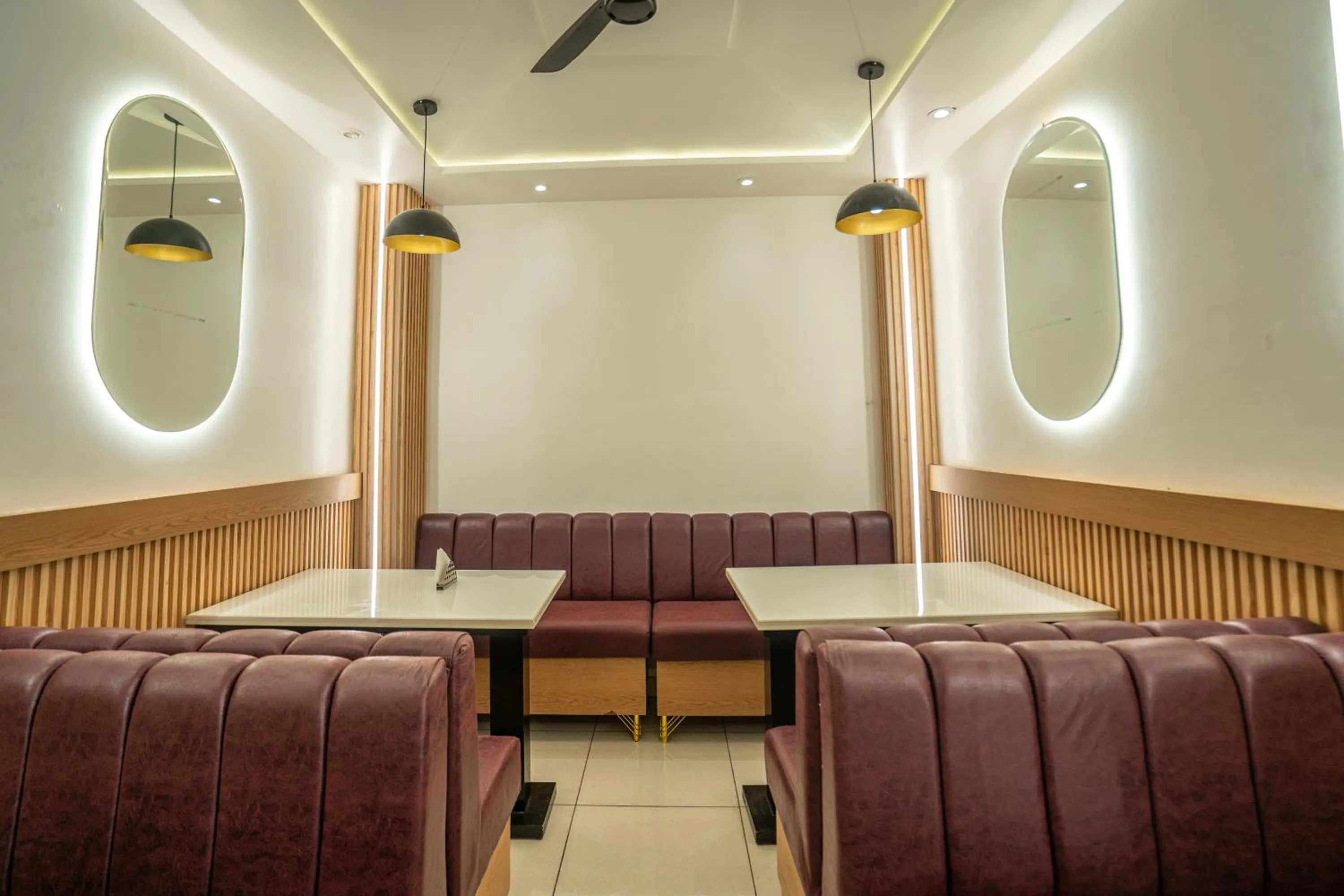 Restaurant/places to eat in Hotel The Vaishvik