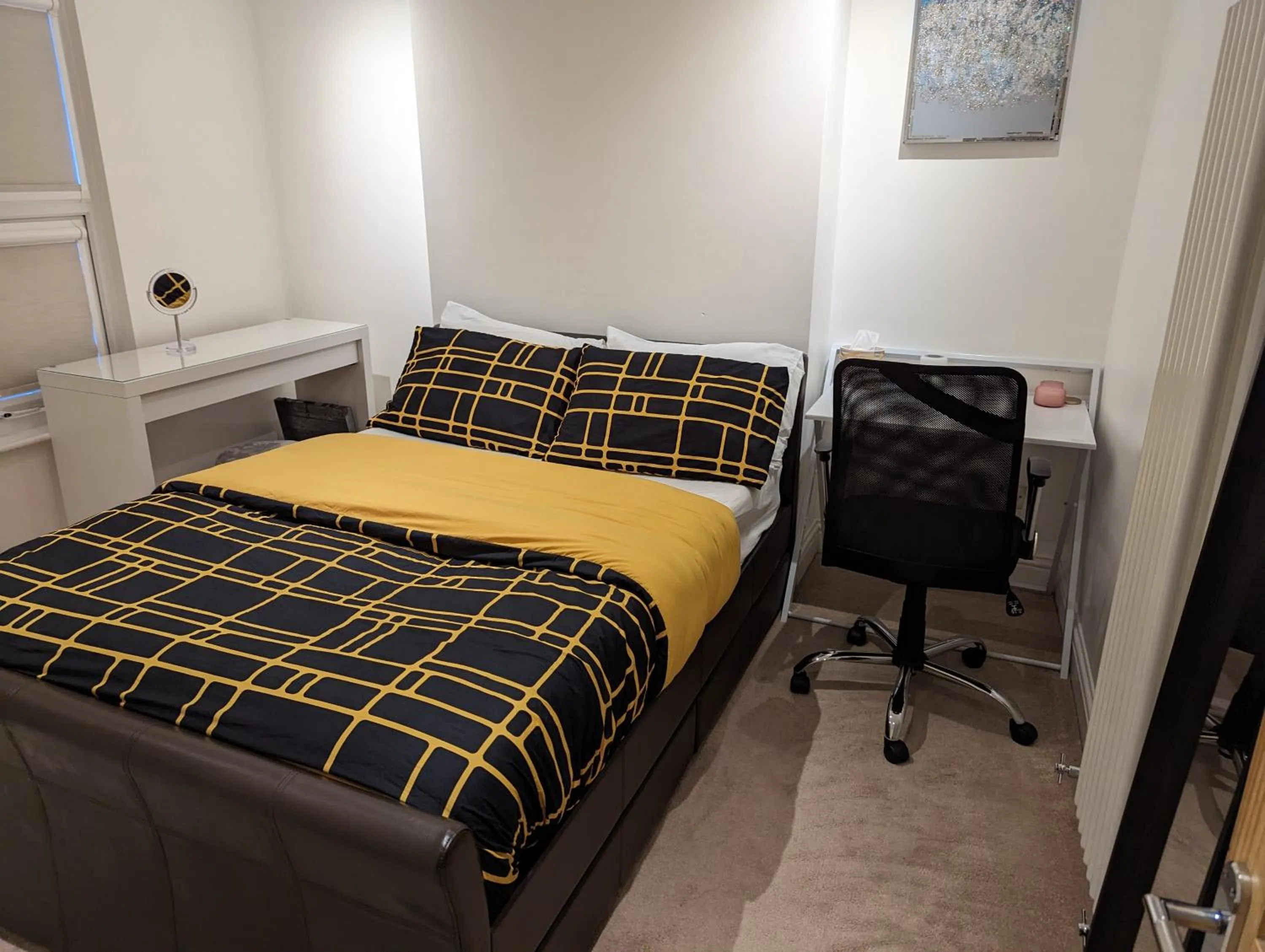 Bedroom, Bed in Fully-equipped flat in the city of London