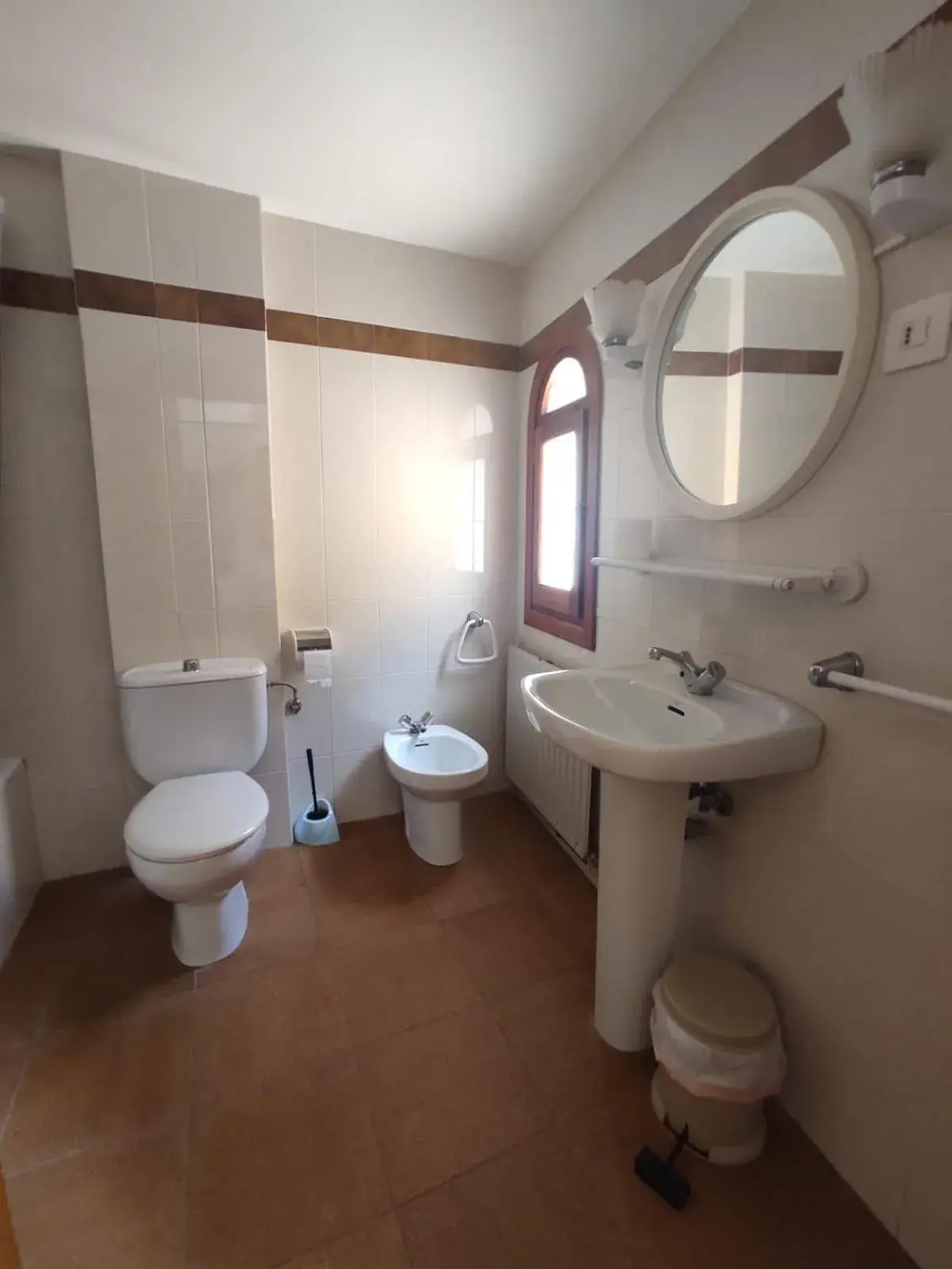 Triple Room with Bathroom in Pensión Mesón La Lonja - Herbers Triple Room with Bathroom in Pensión Mesón La Lonja - Herbers