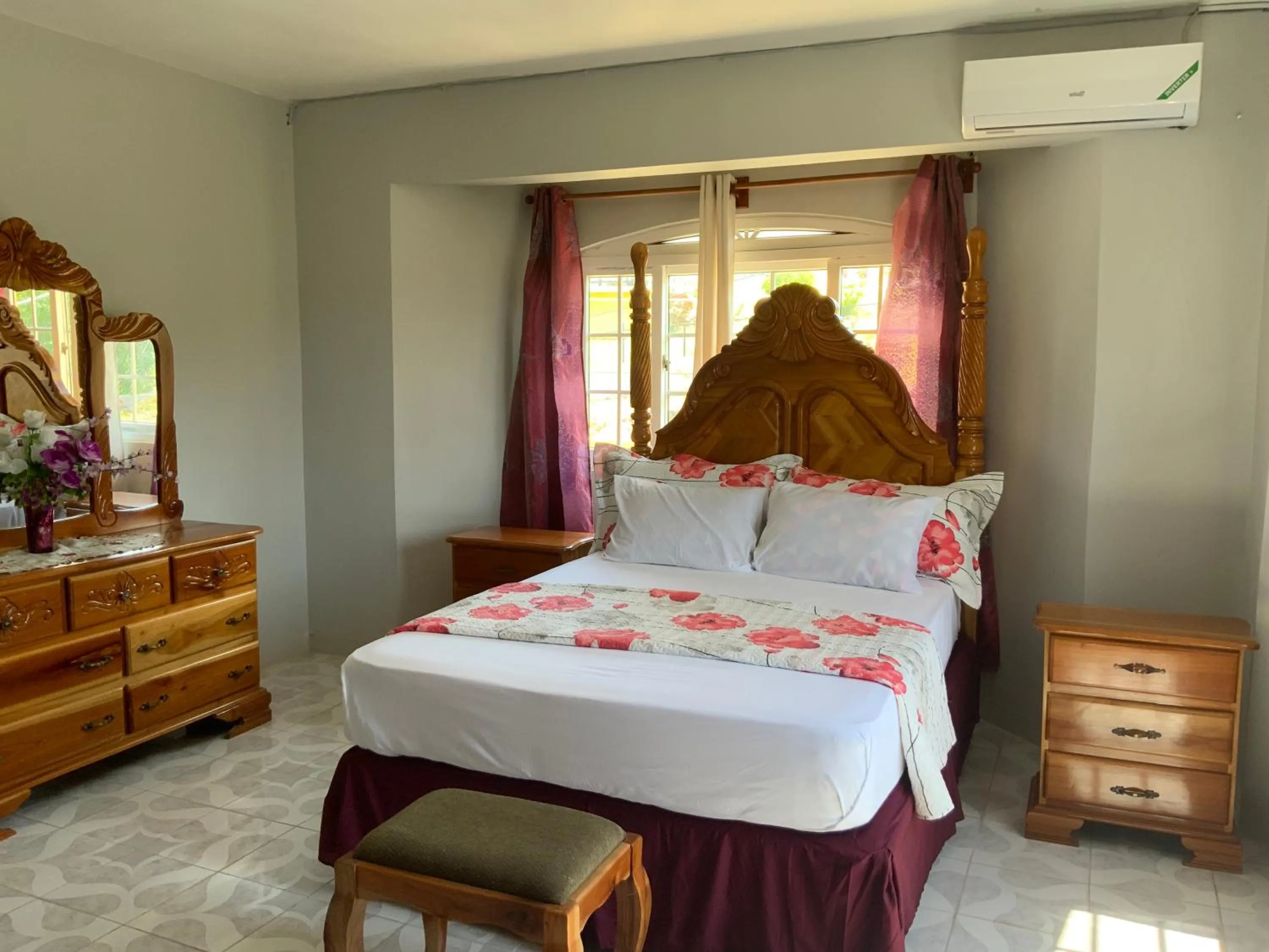 Photo of the whole room, Bed in Poinciana House