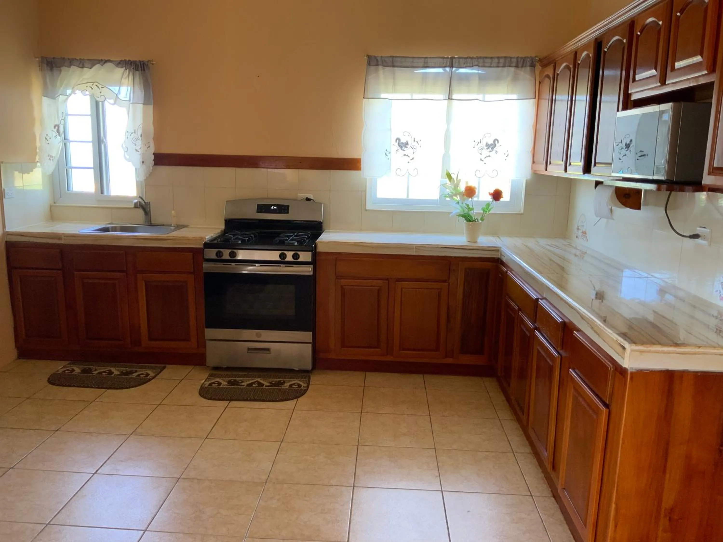 Kitchen or kitchenette in Poinciana House
