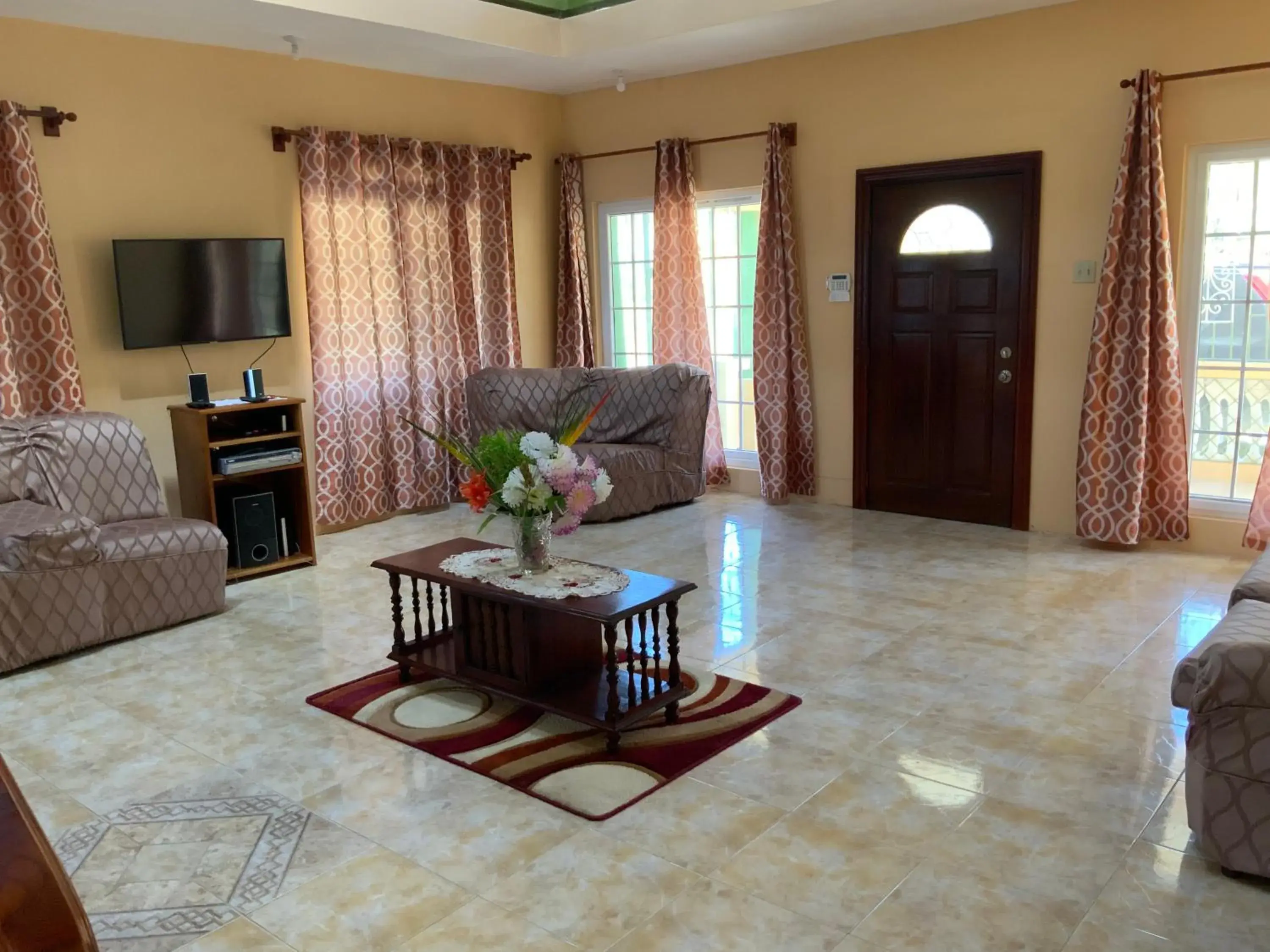 Five-Bedroom House in Poinciana House Five-Bedroom House in Poinciana House