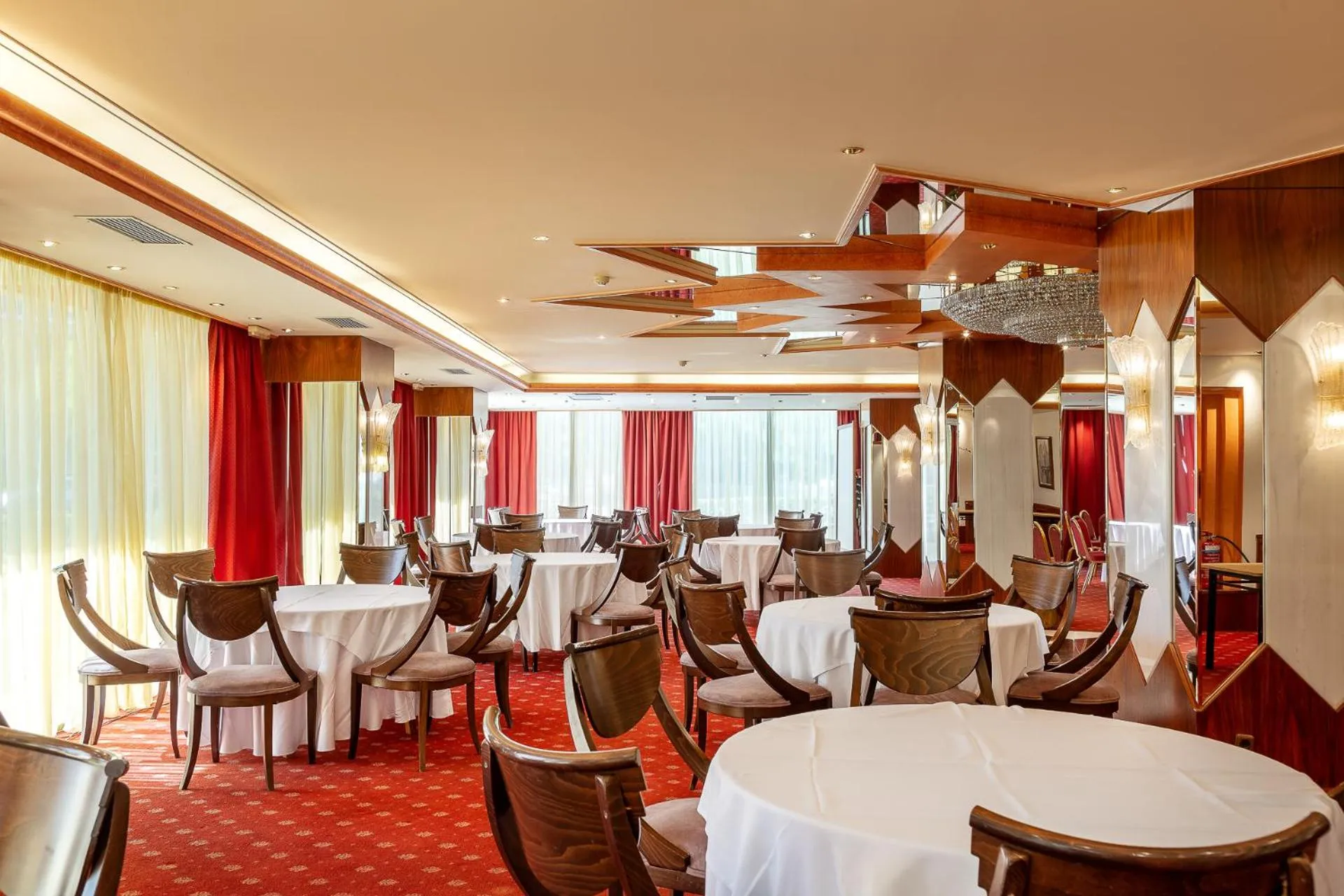 Restaurant/places to eat in Oasis Hotel Apartments