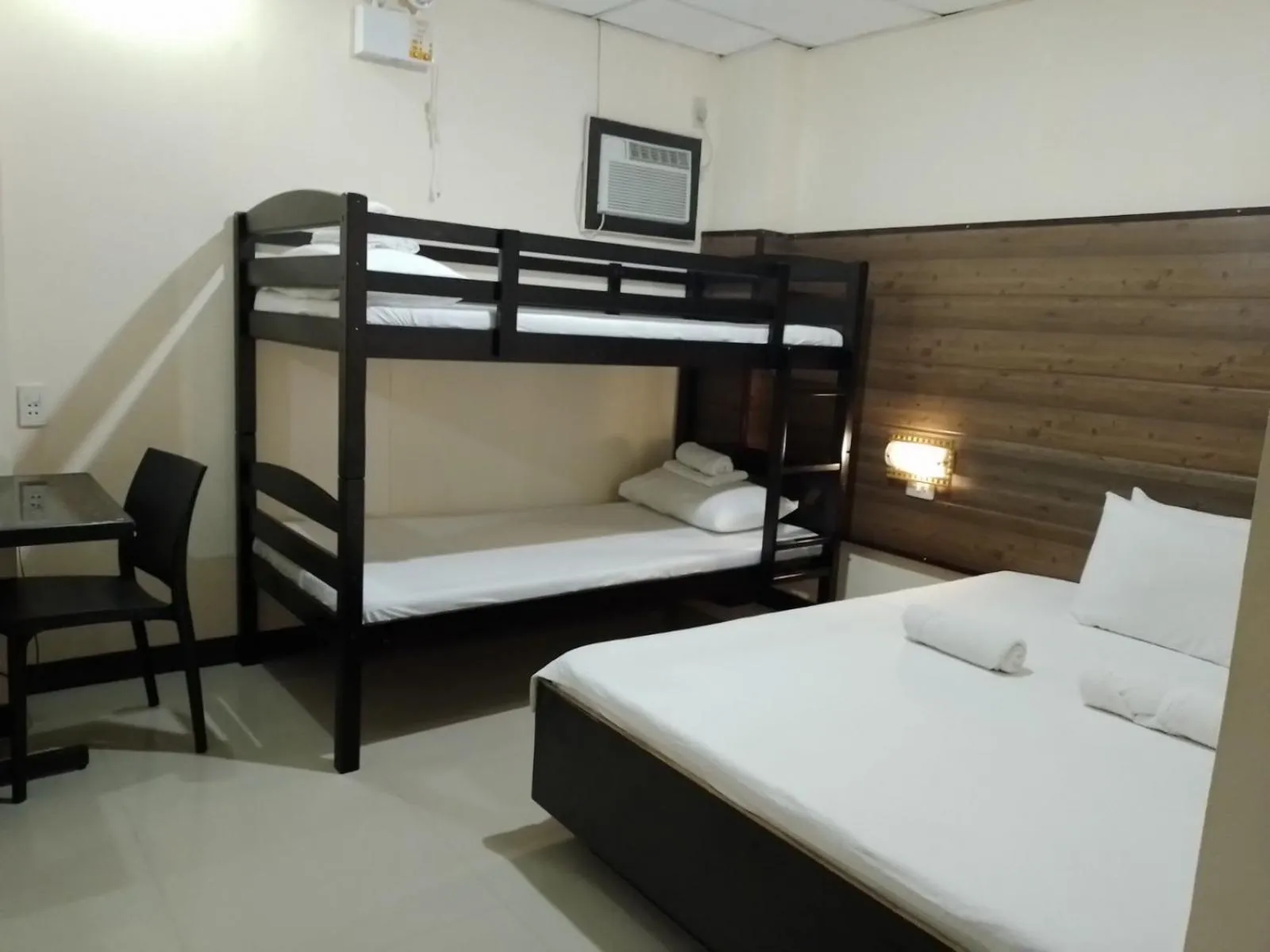 Bedroom, Bed in Anton's Inn