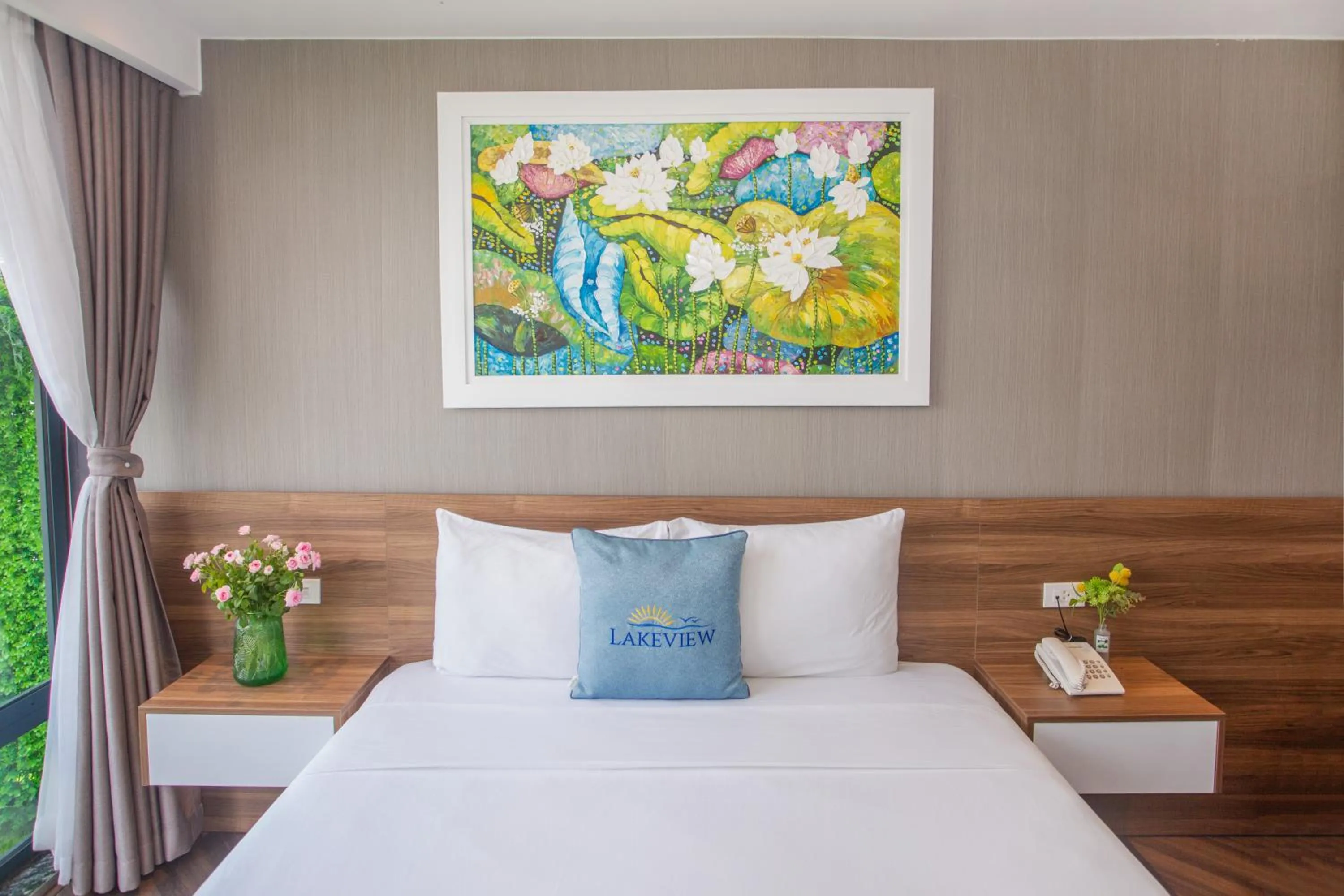 Bed in Lake View Hotel