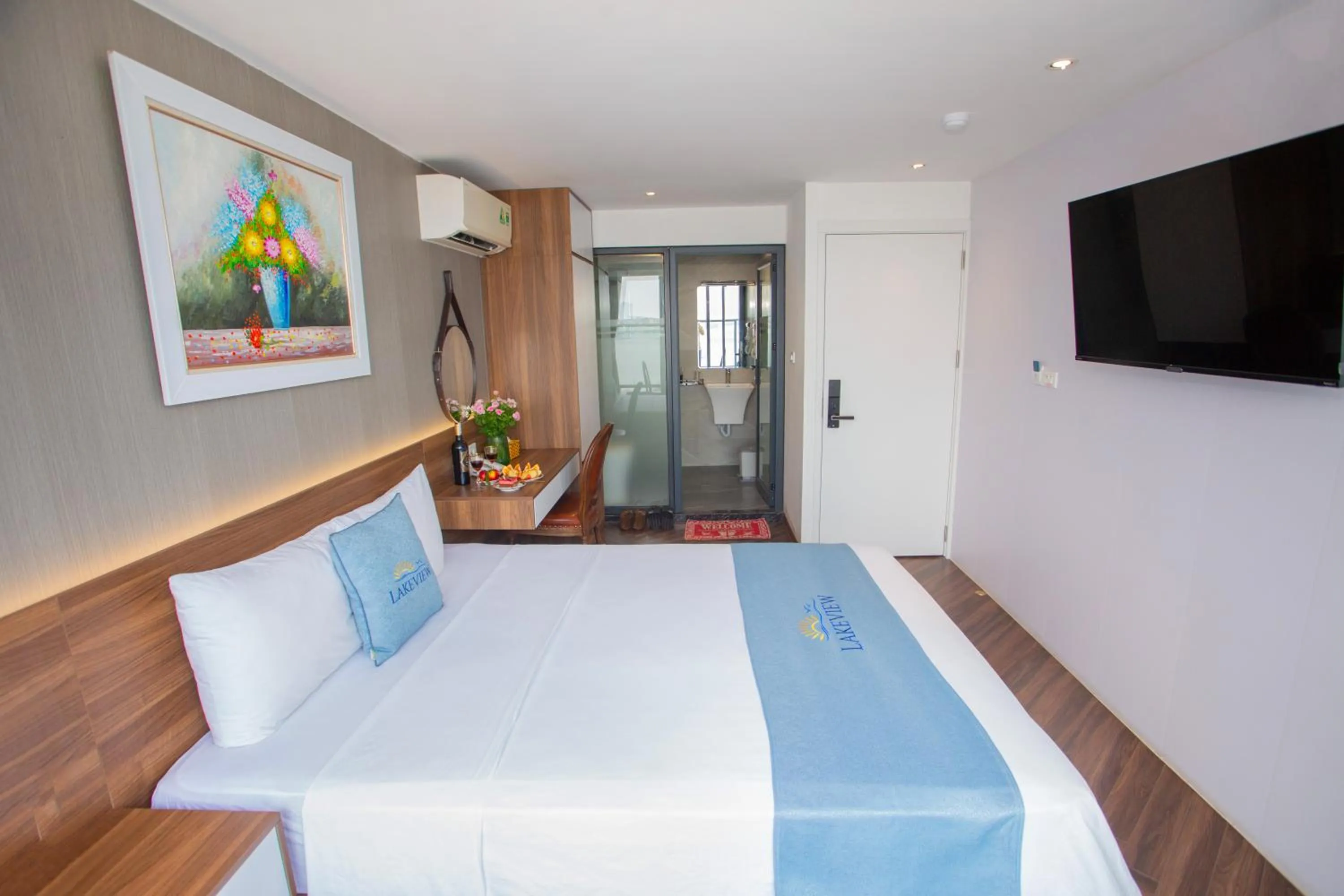 Communal lounge/ TV room, Bed in Lake View Hotel