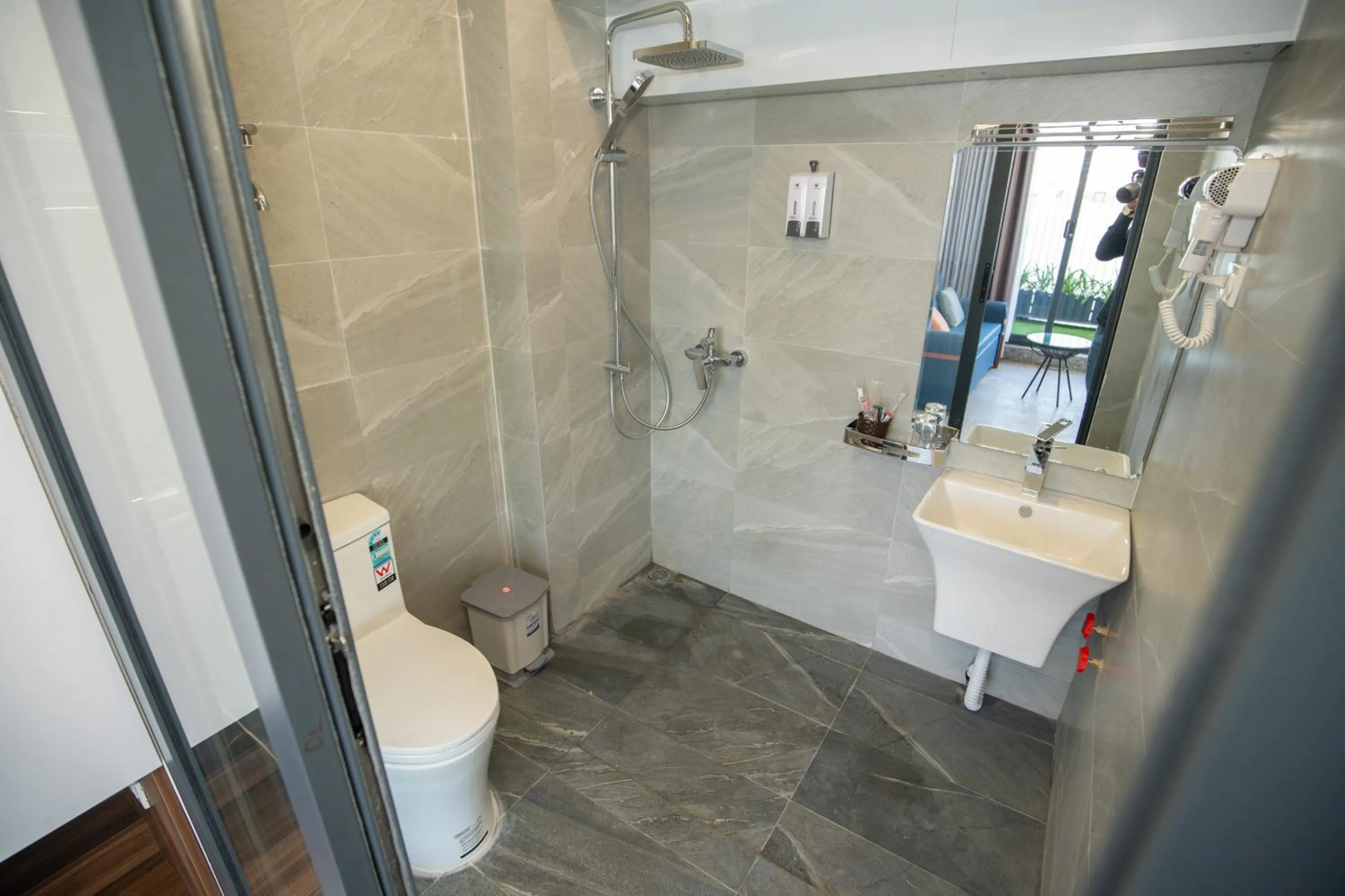 Shower in Lake View Hotel