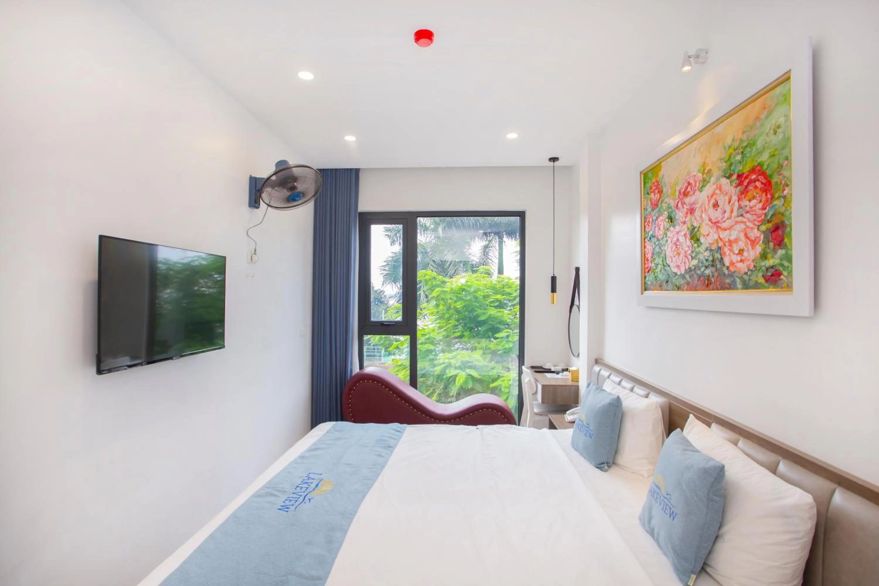 Bed in Lake View Hotel