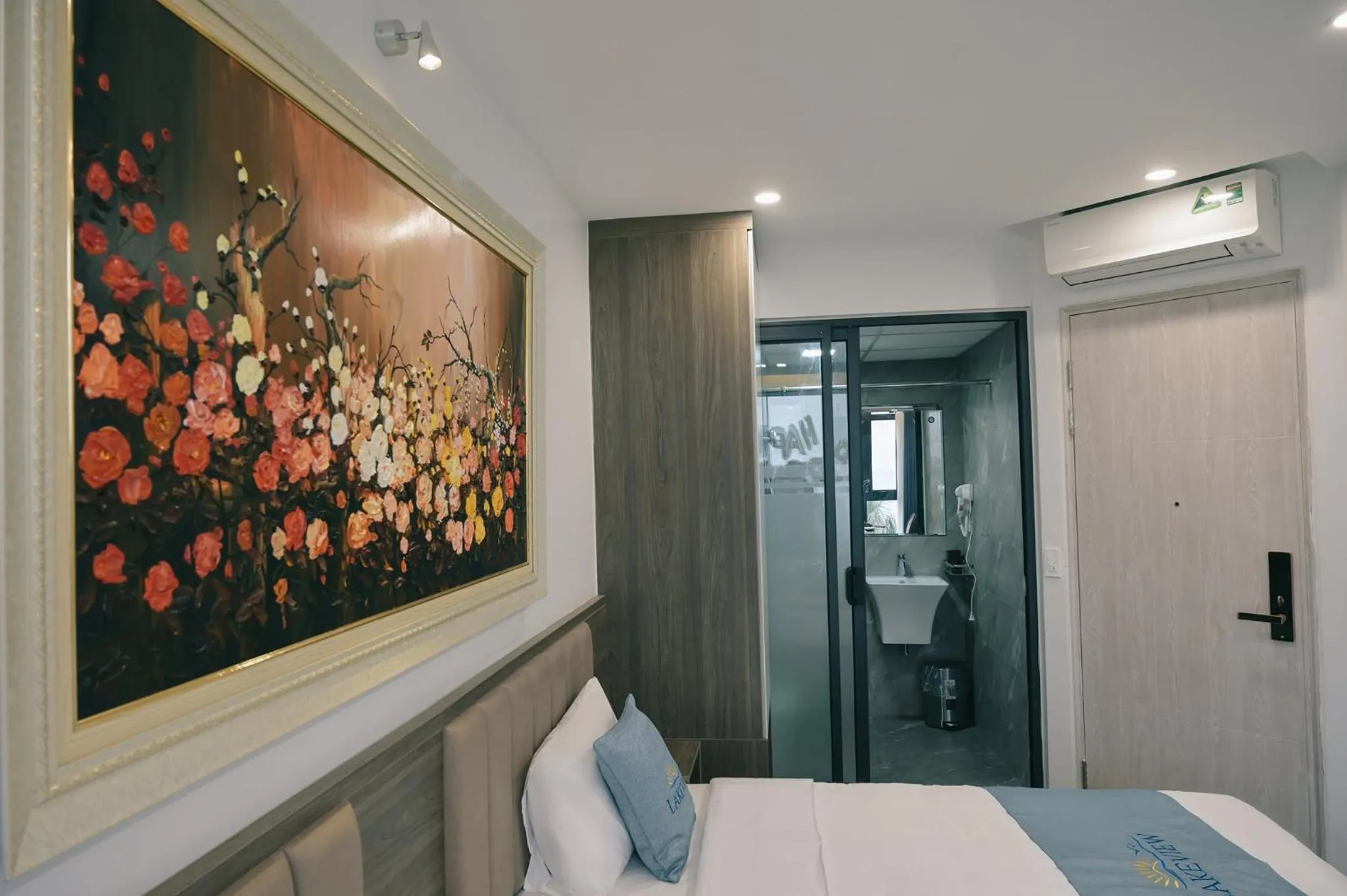 Bed in Lake View Hotel