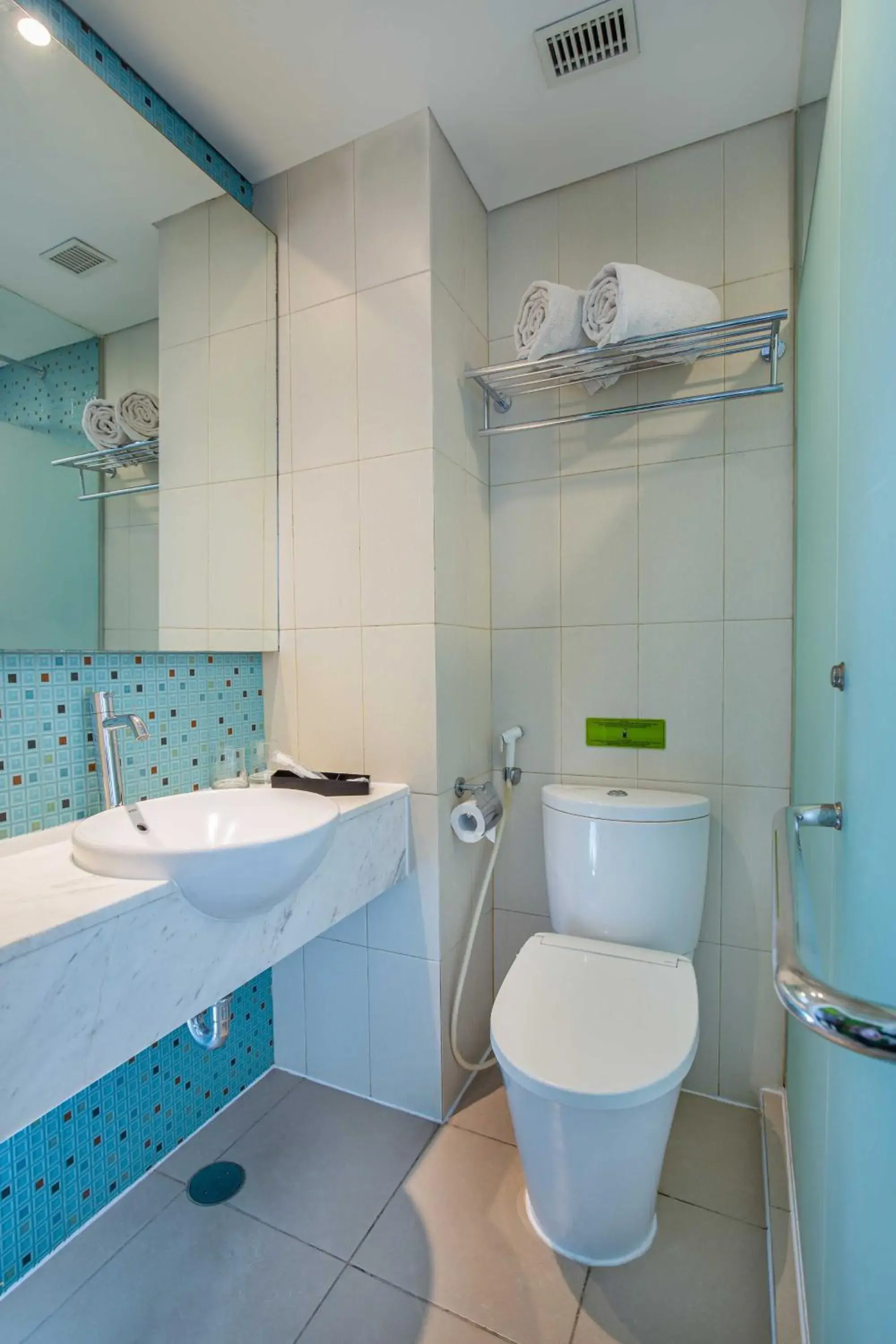 Bathroom in 1O1 URBAN Jakarta Pemuda Bathroom in 1O1 URBAN Jakarta Pemuda