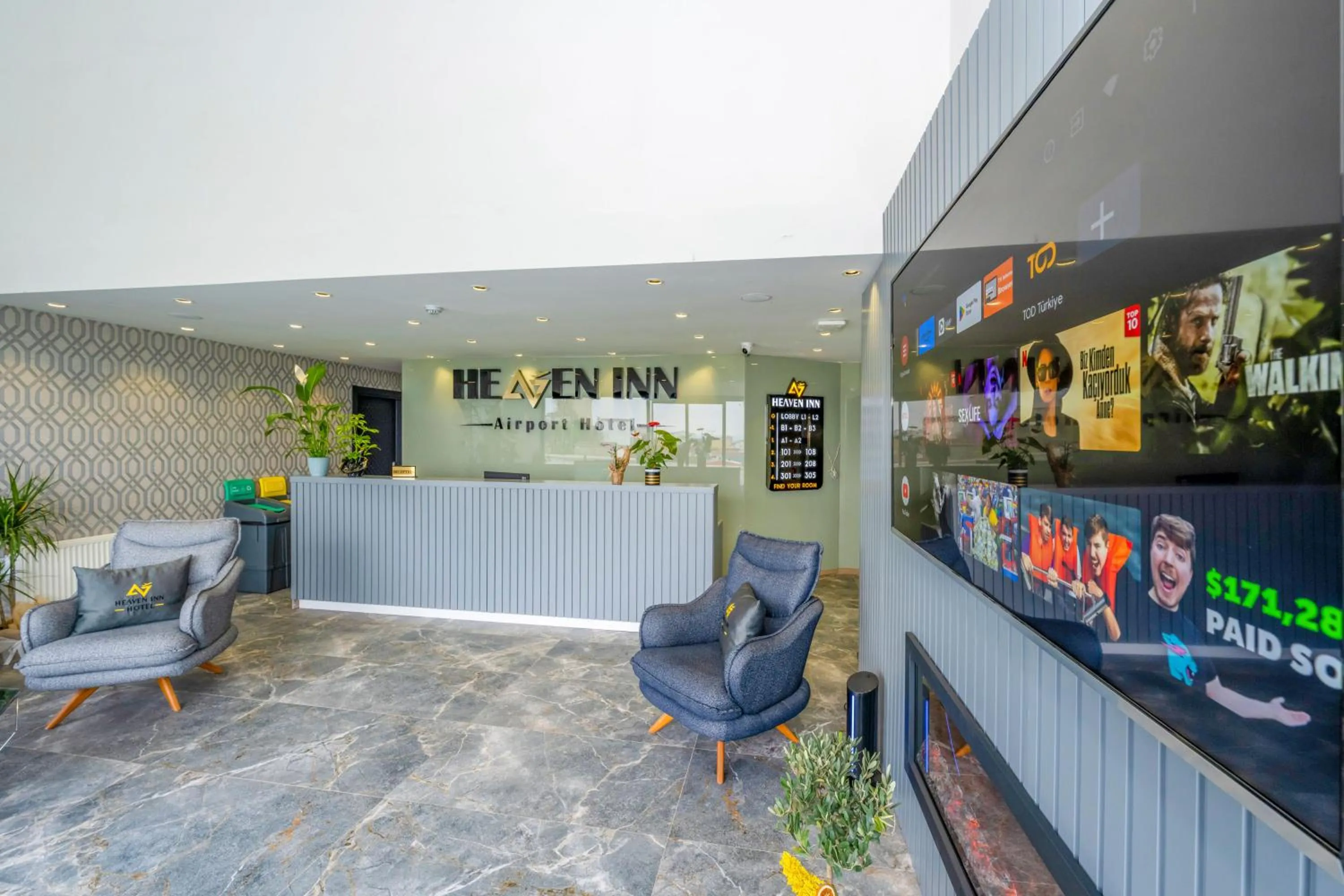 Communal lounge/ TV room in Heaven Inn Airport Hotel