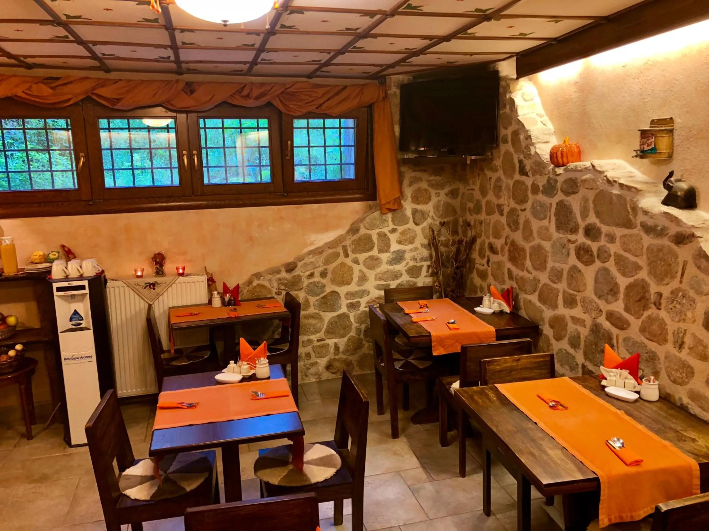 Communal lounge/ TV room in Archontiko Mesohori Meteora