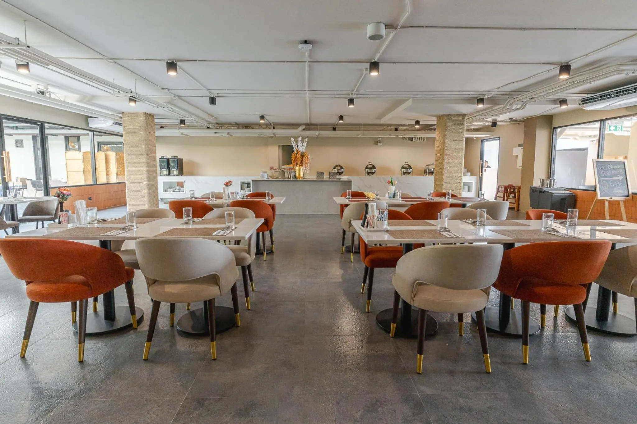 Restaurant/places to eat in Best Western Chatuchak