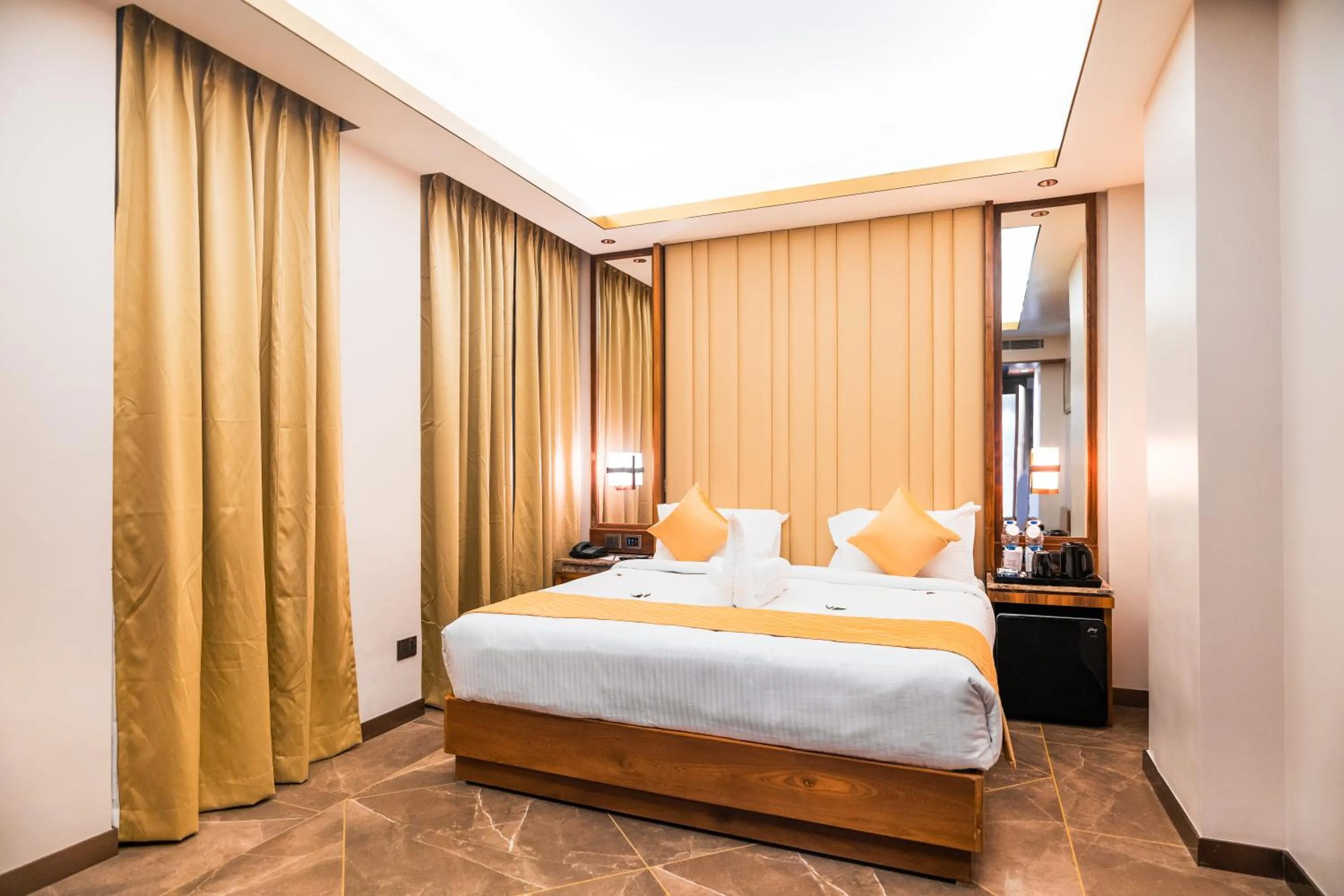 Bedroom, Bed in Marine Inn Hotel