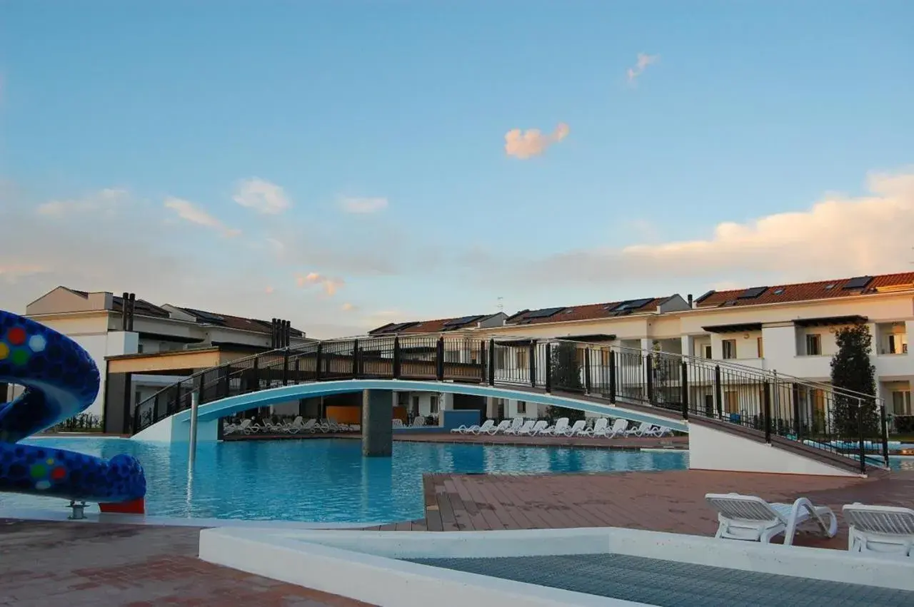 Bright fenced garden flat with swimming pool Bright fenced garden flat with swimming pool