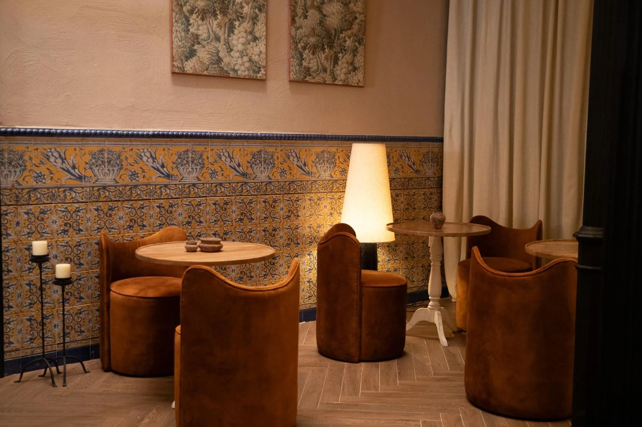 Seating area in Honest Sevilla