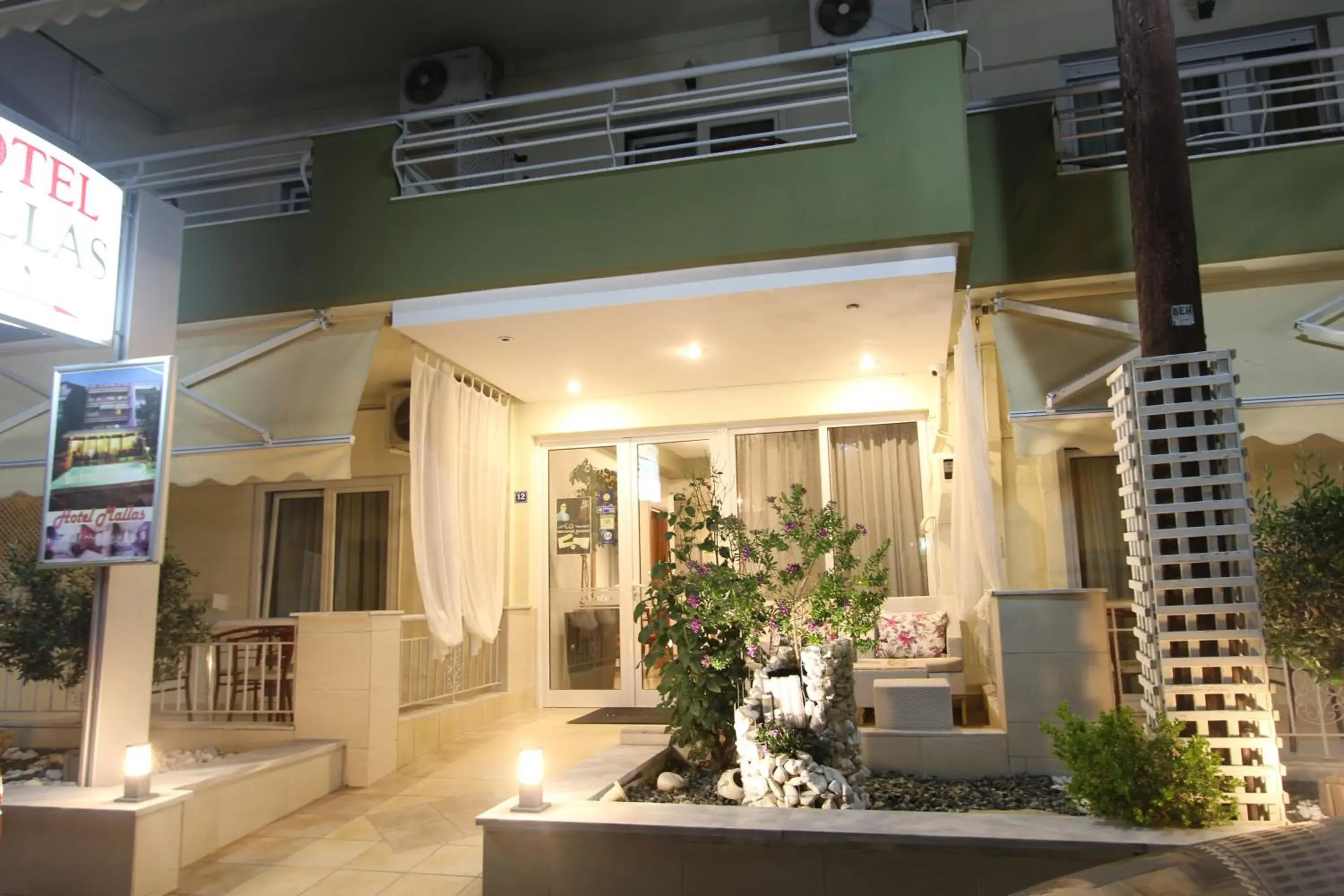 Facade/entrance in Hotel Mallas Facade/entrance in Hotel Mallas