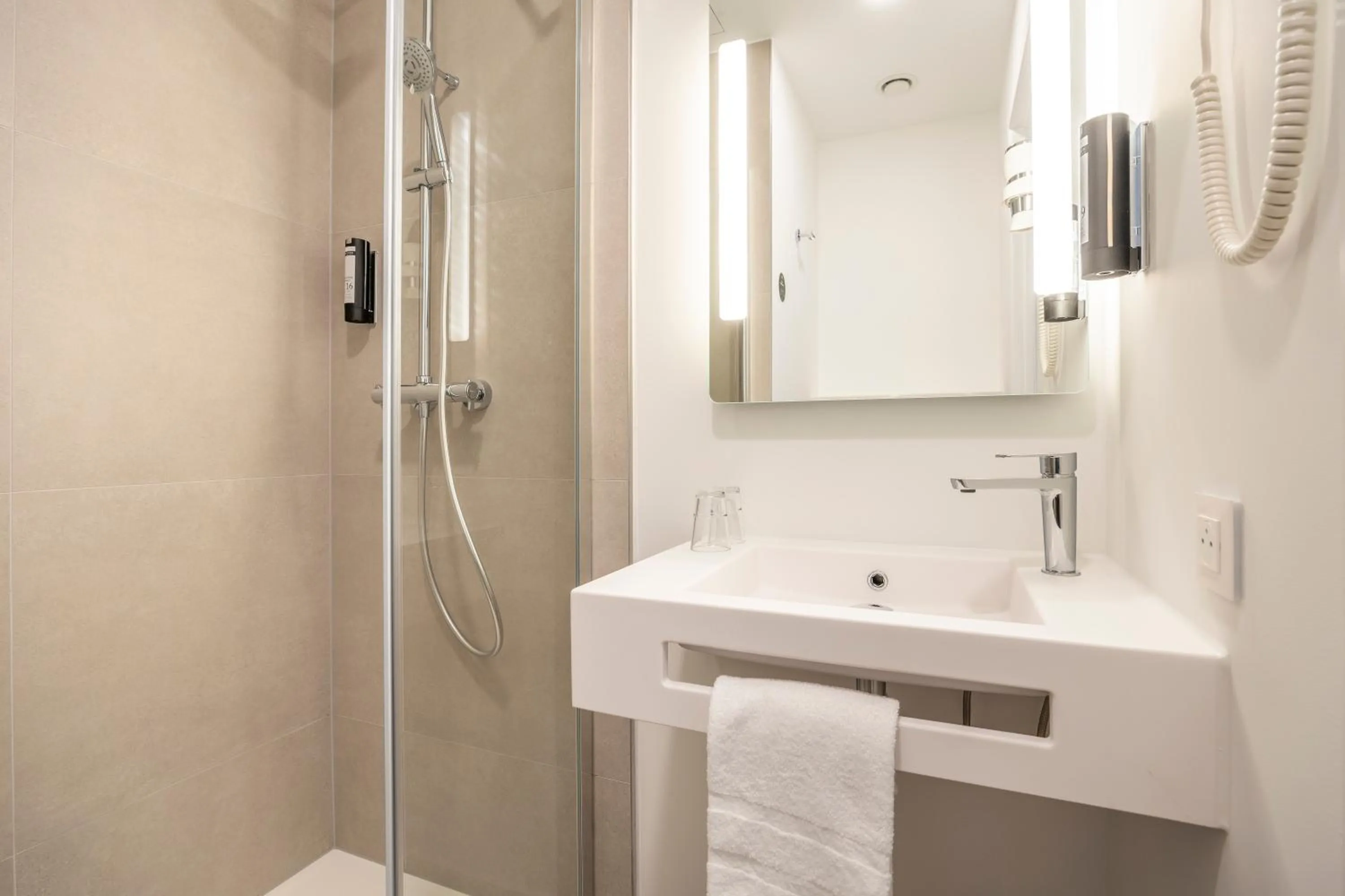 Bathroom in B&B HOTEL Namur