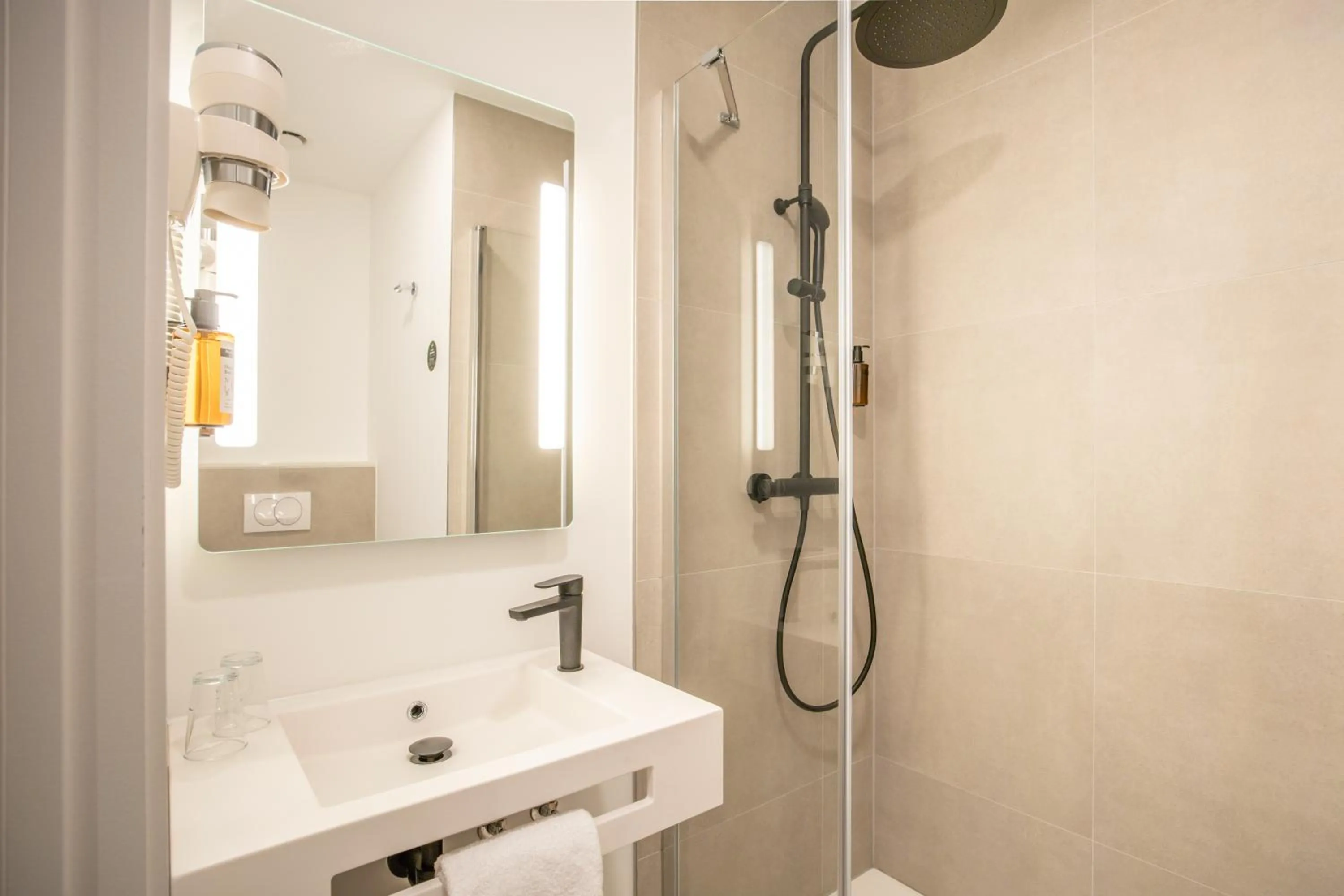 Toilet in B&B HOTEL Namur