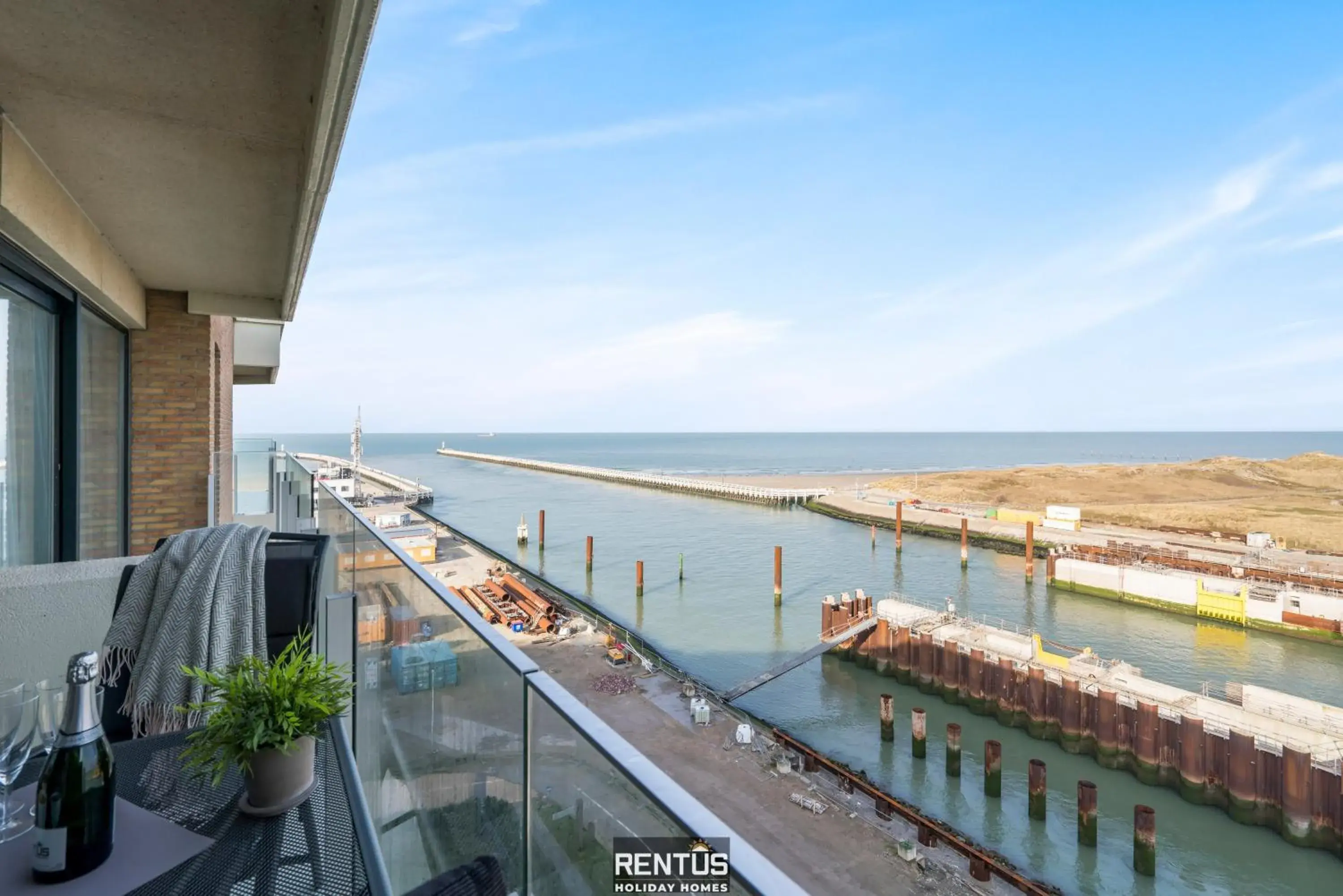 Lighthouse View - Pier facing apartment with garage Lighthouse View - Pier facing apartment with garage