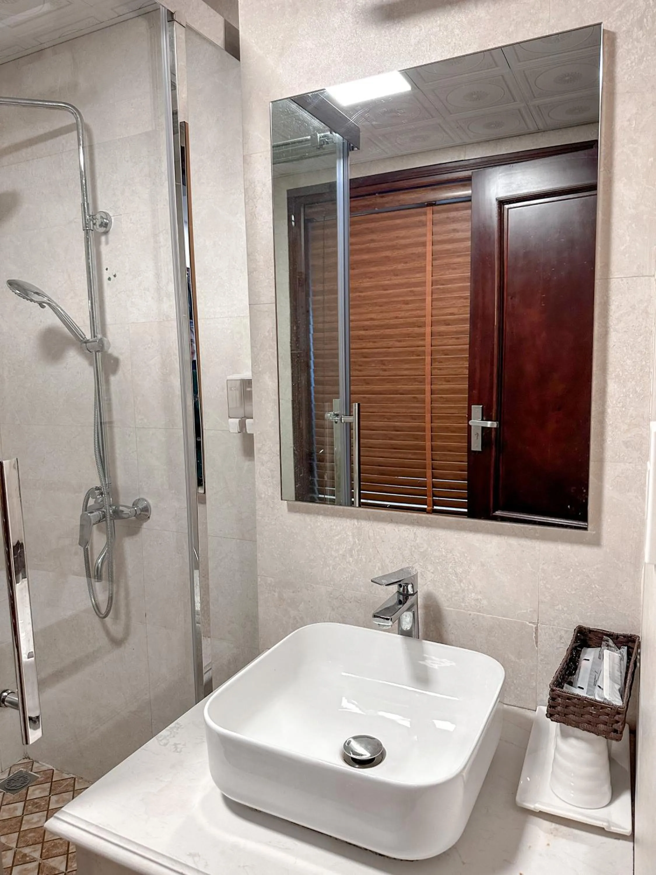 Shower in Linh Trang Hạ Long Hotel
