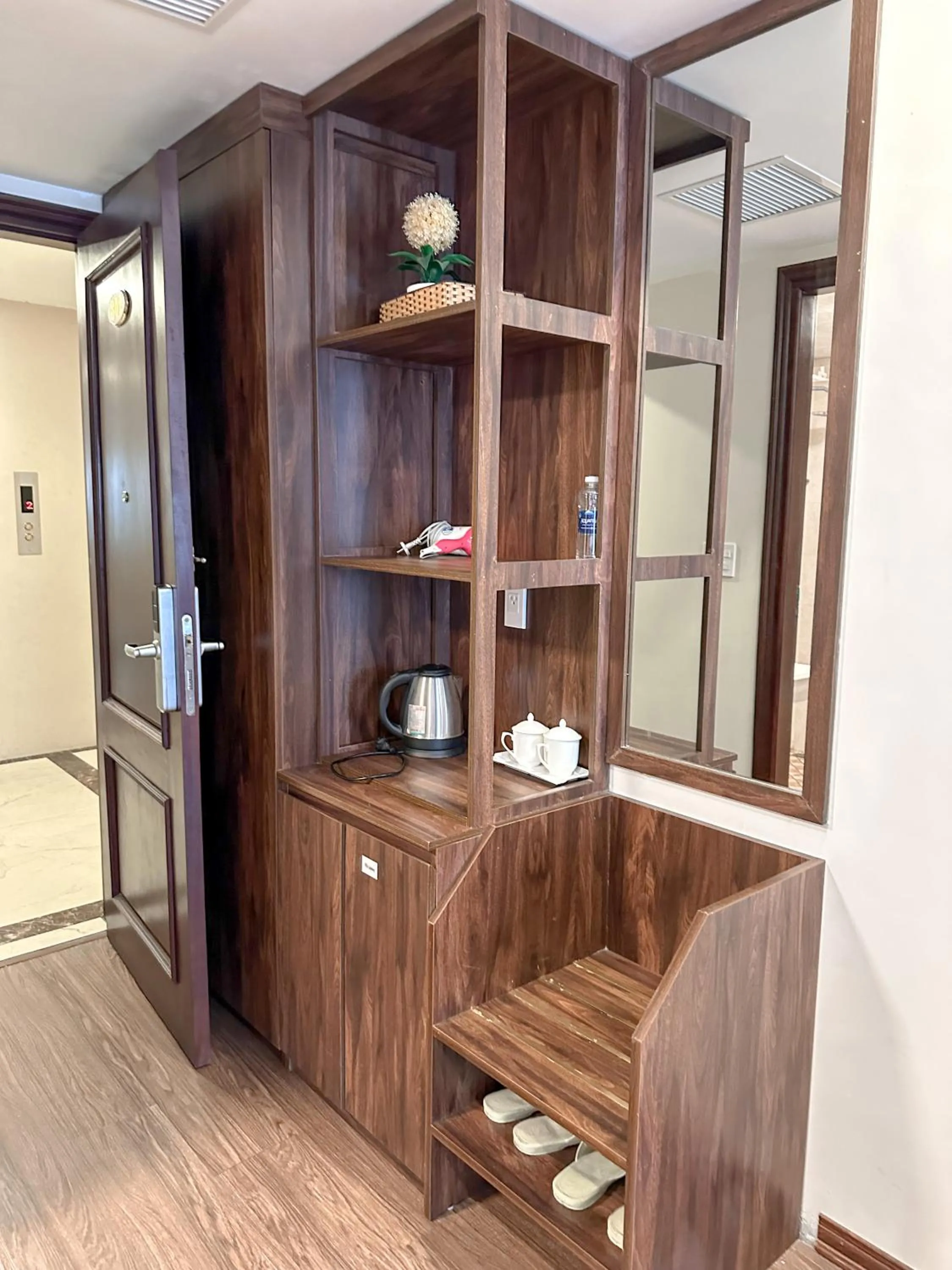hair dresser in Linh Trang Hạ Long Hotel