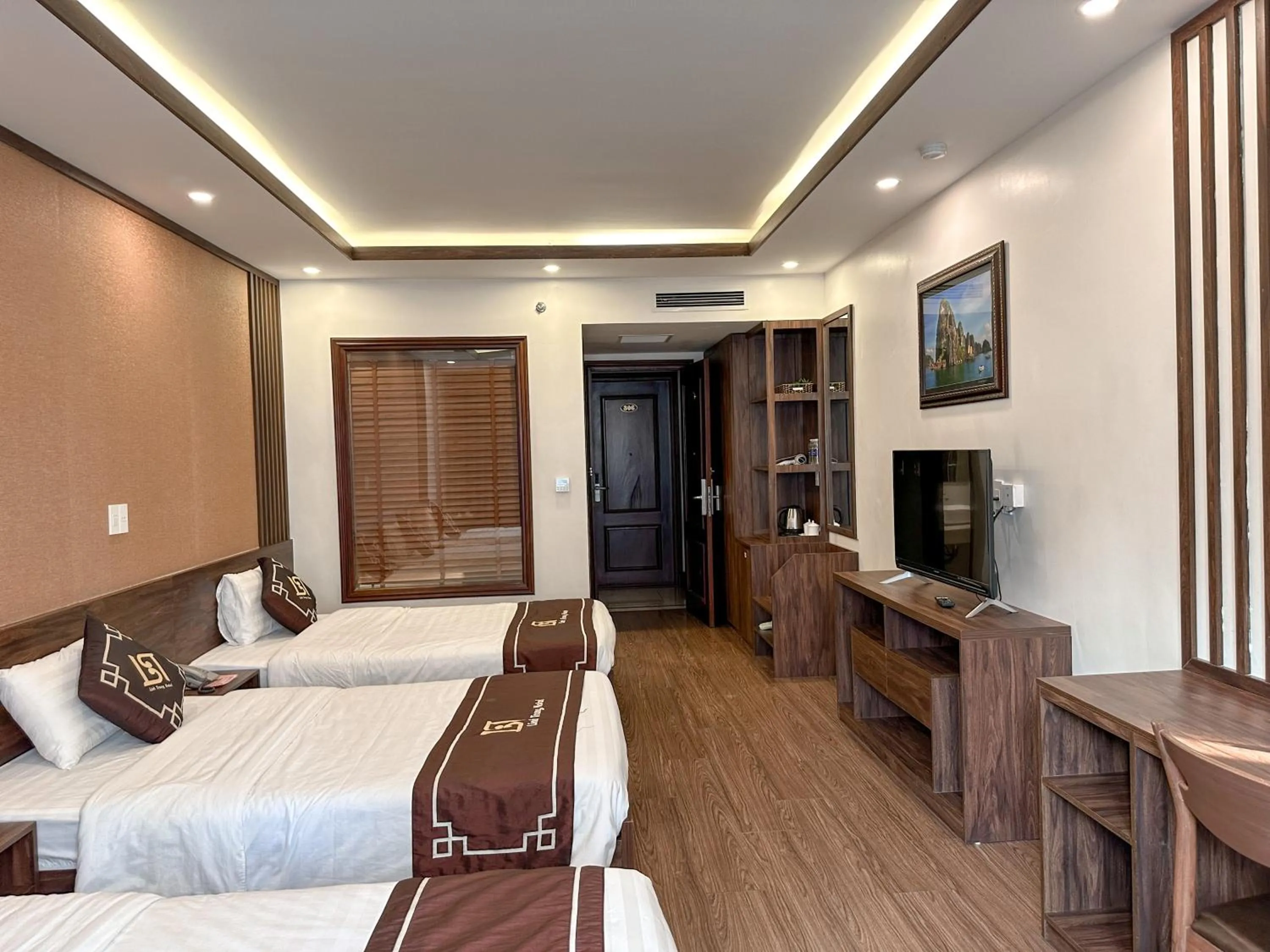 Photo of the whole room, Bed in Linh Trang Hạ Long Hotel