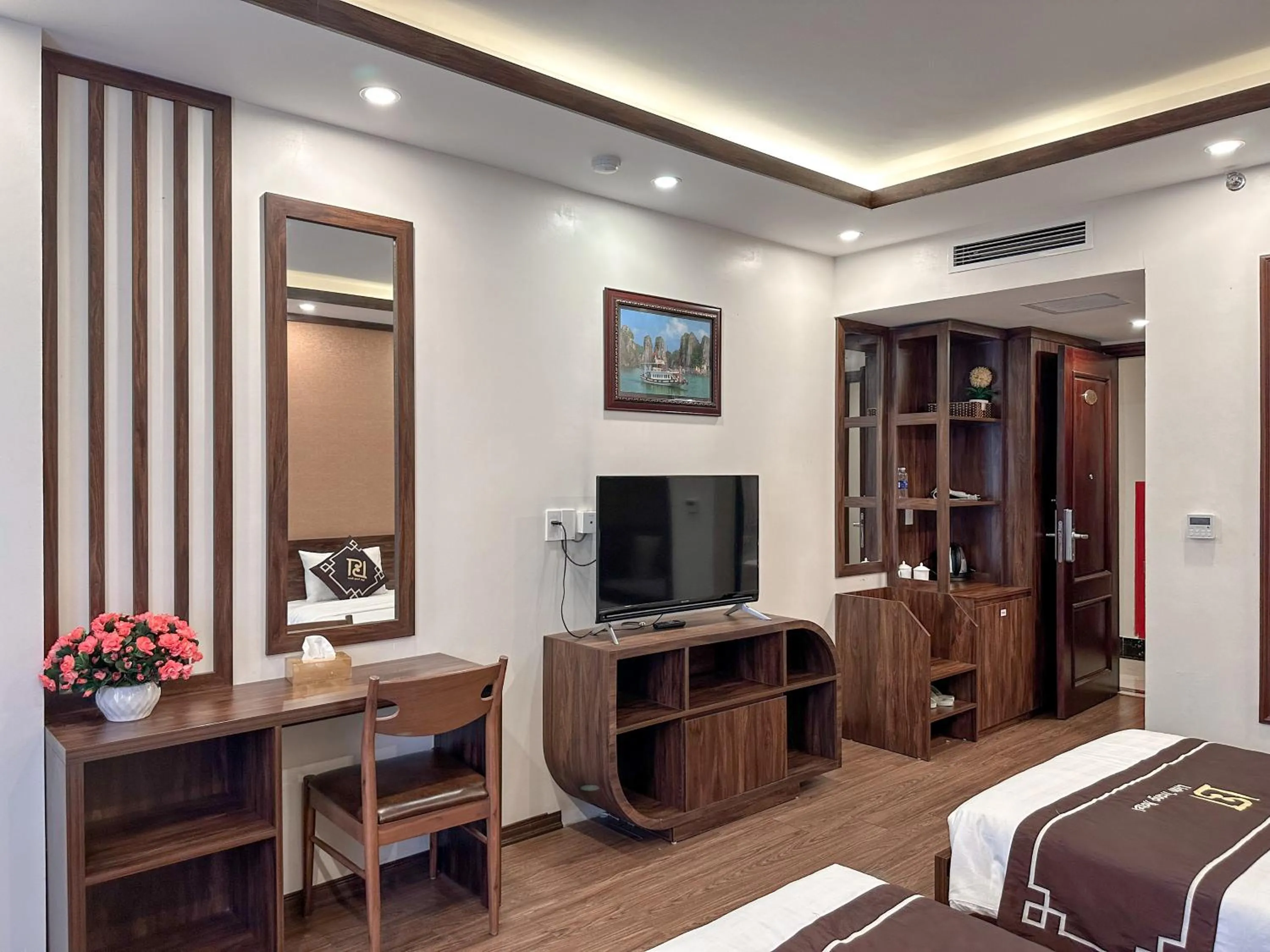 hair dresser, Bed in Linh Trang Hạ Long Hotel