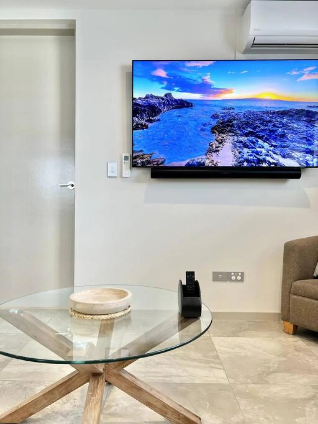 6Apt Beautifully renovated on Hastings Street