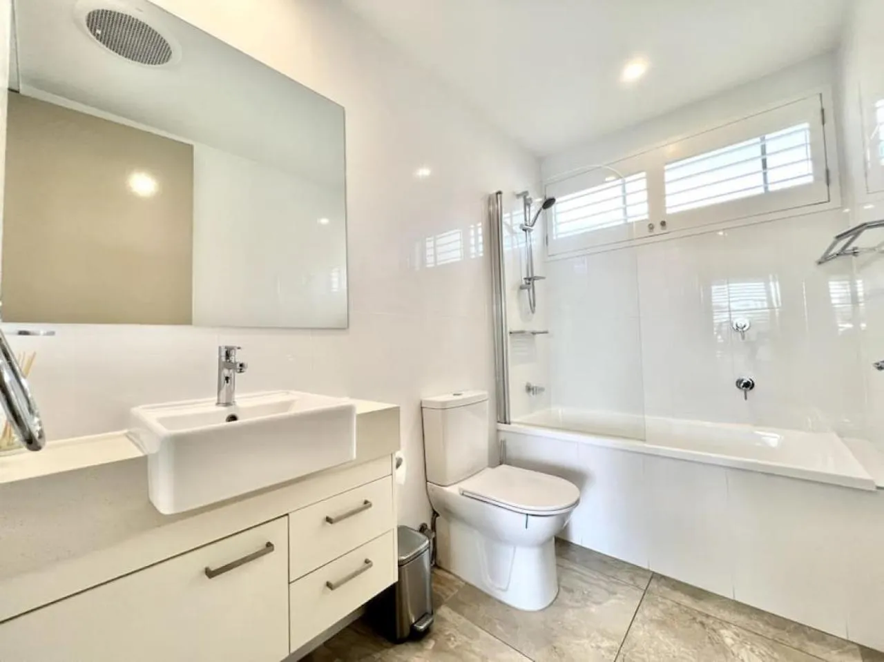 6Apt Beautifully renovated on Hastings Street