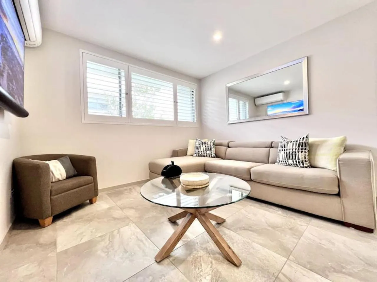 6Apt Beautifully renovated on Hastings Street
