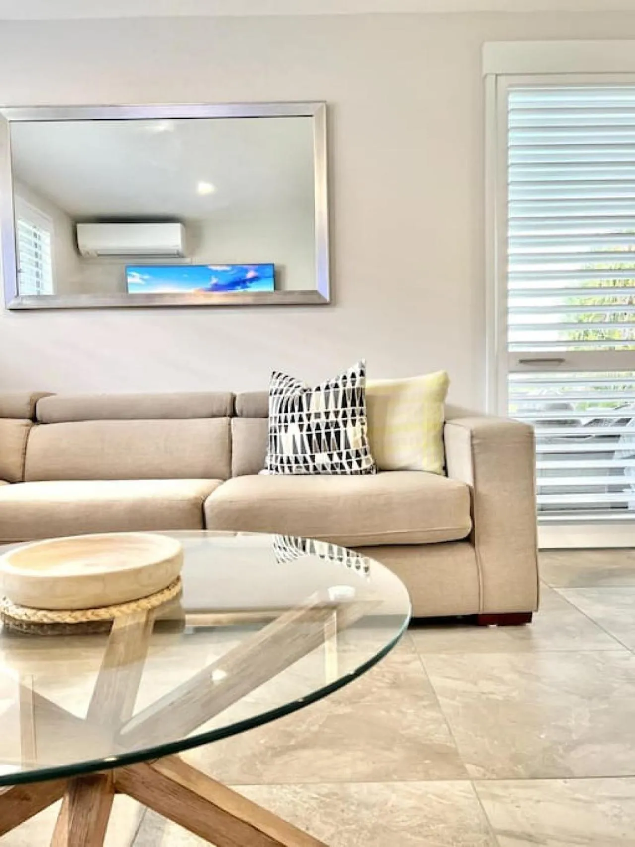 6Apt Beautifully renovated on Hastings Street