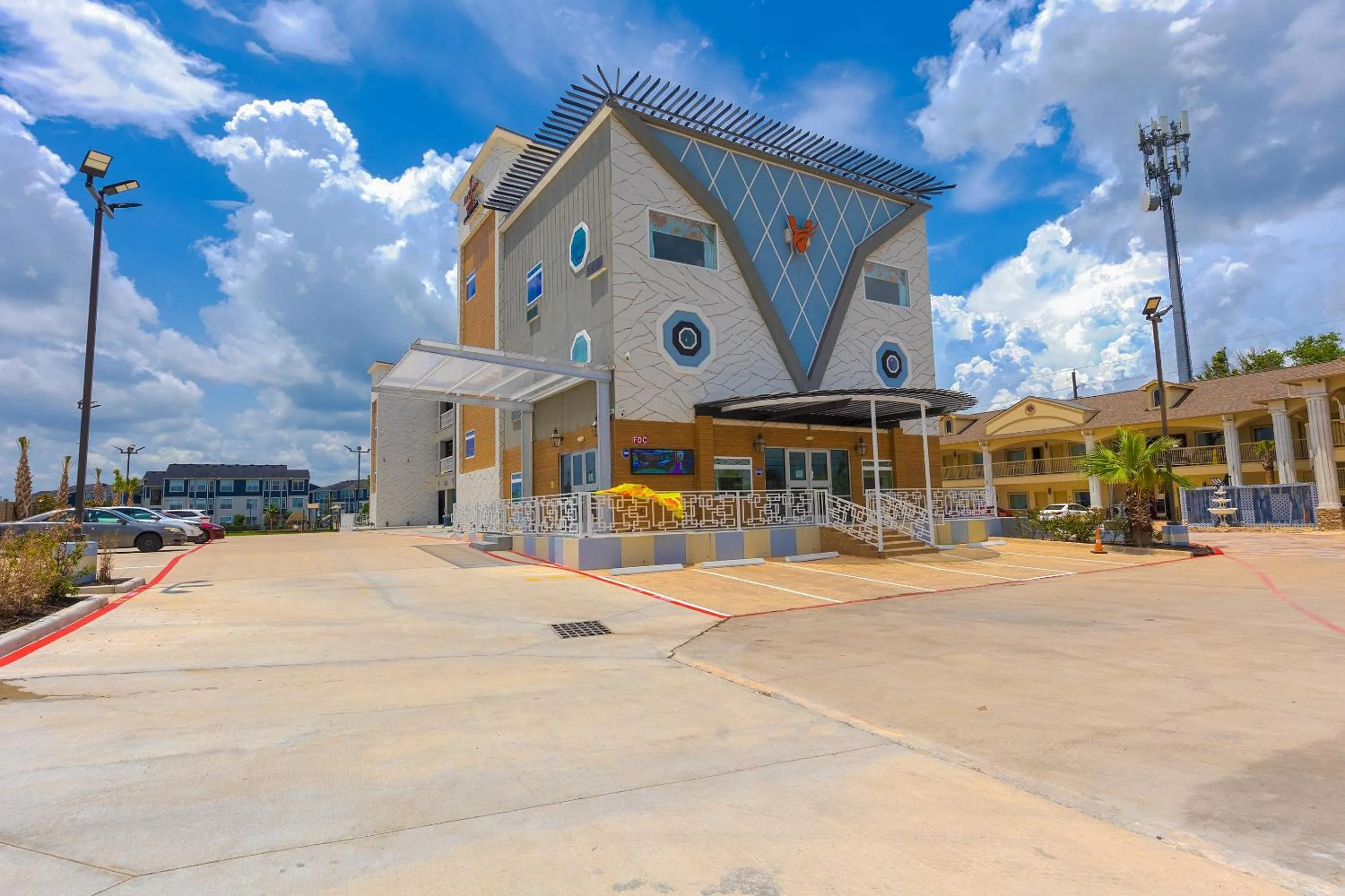 Facade/entrance in La Vyoma Villas, Westpark Hwy 6