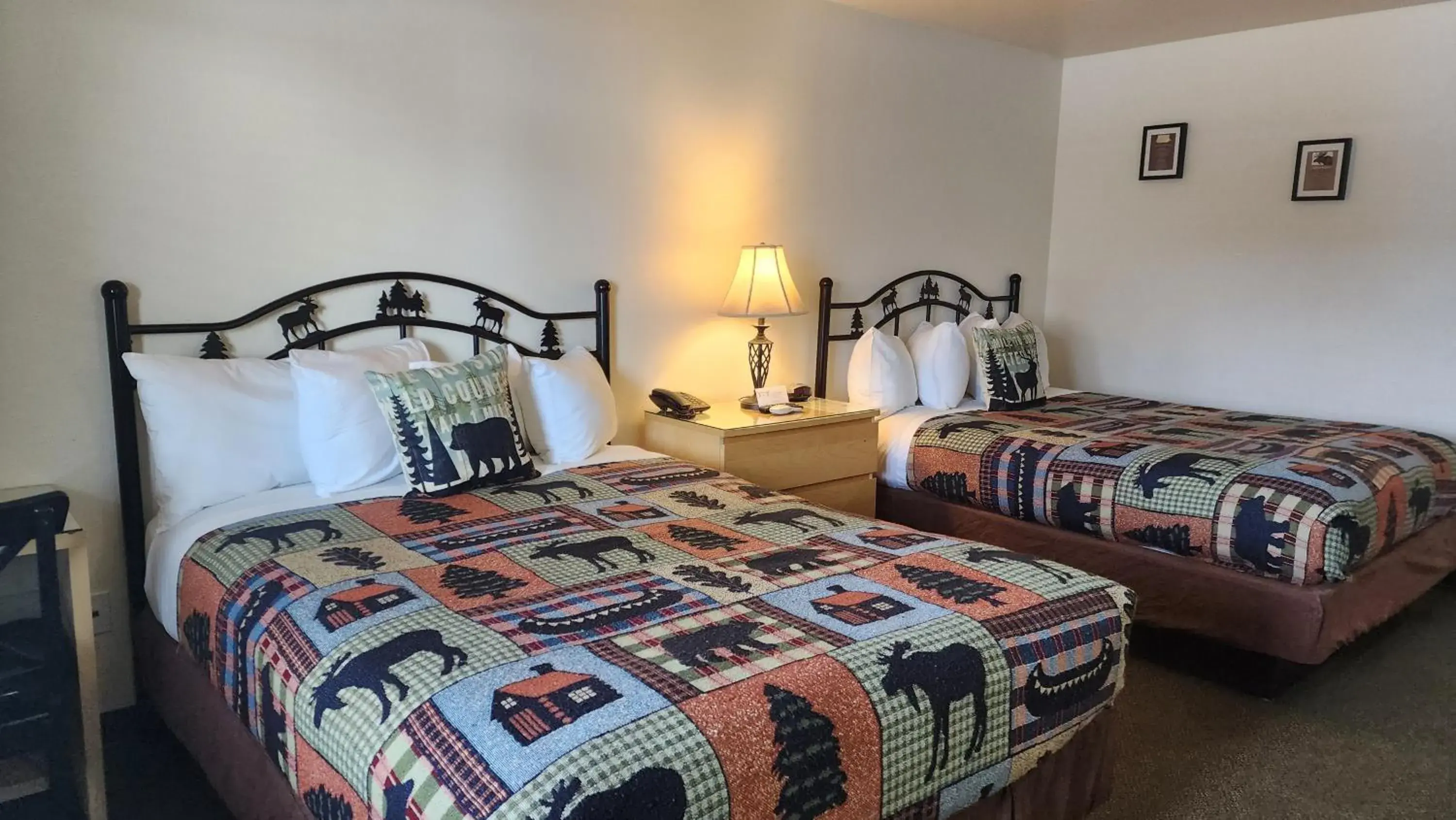 Deluxe Queen Room in Antlers Inn Deluxe Queen Room in Antlers Inn