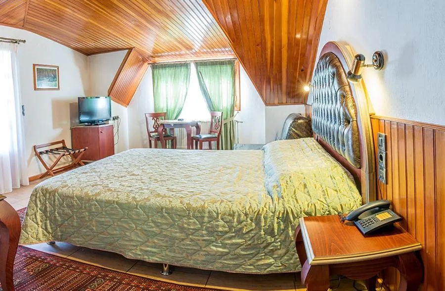 Bed in Hotel Apollon