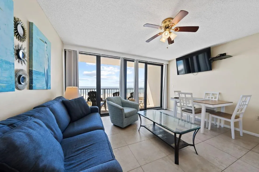 Island Winds 376 by Youngs Suncoast