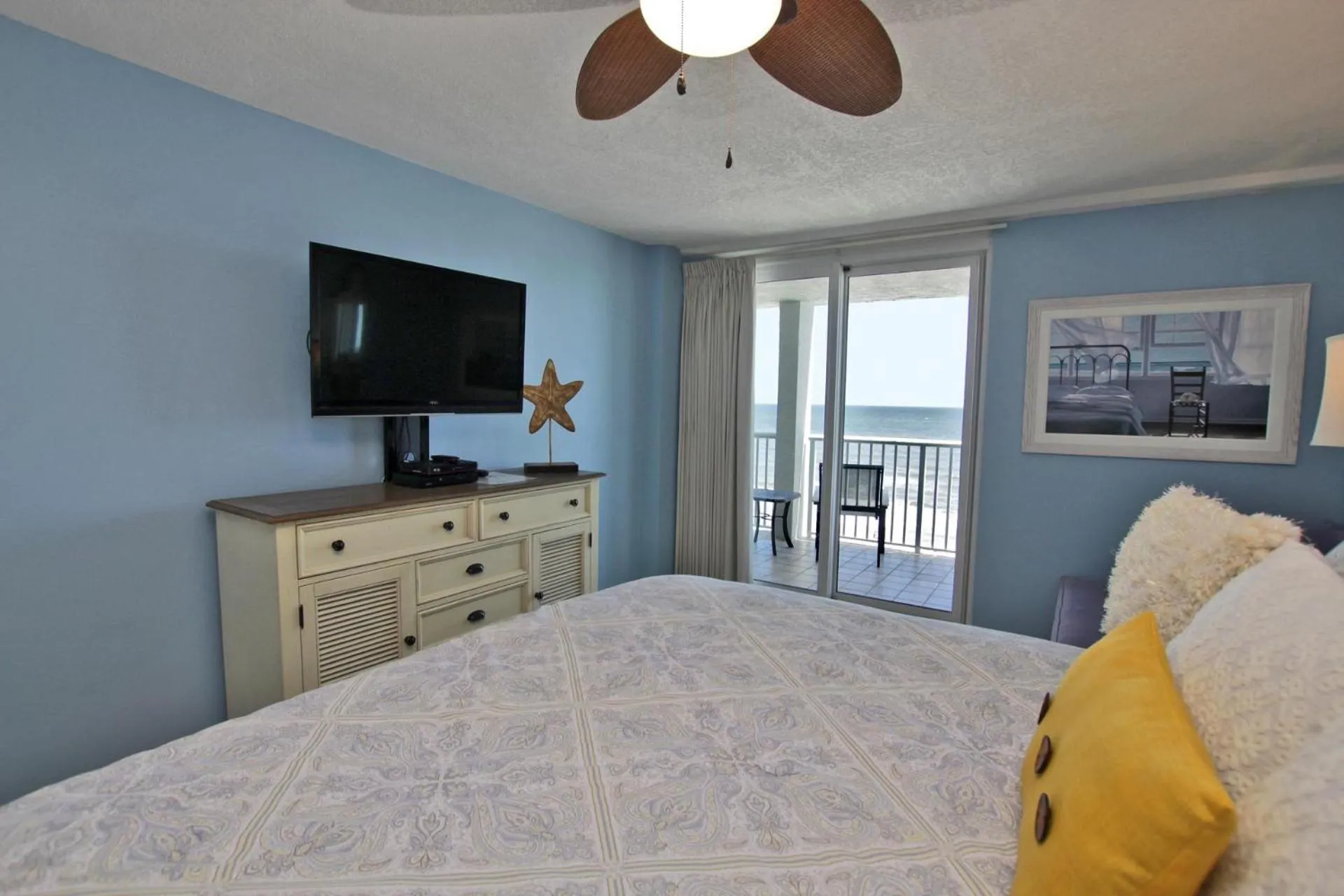 Bed in Romar Tower 7C