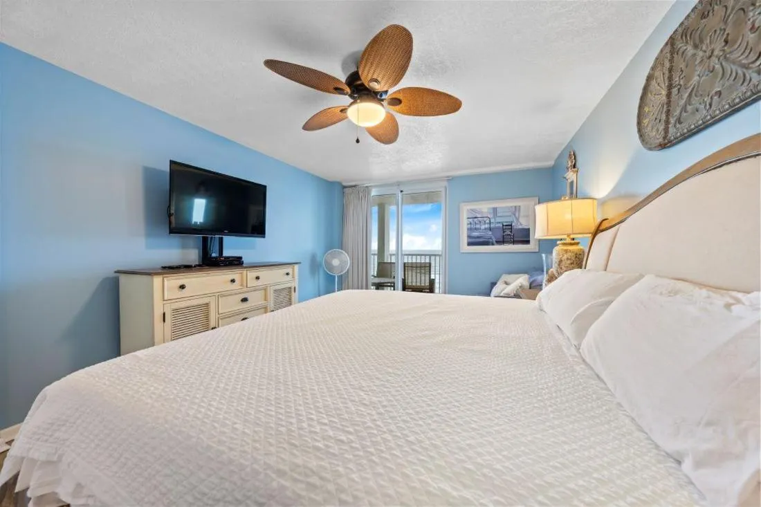 Bed in Romar Tower 7C by Youngs Suncoast