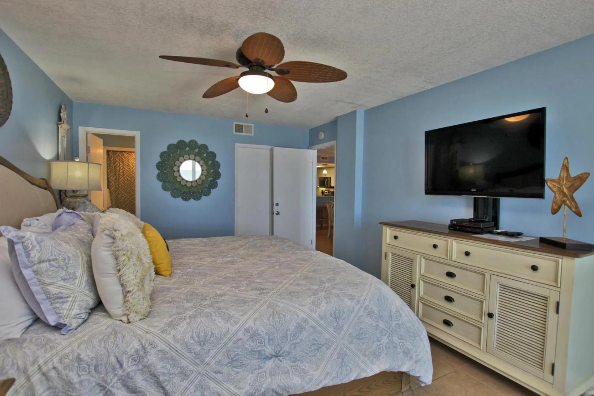 Bed in Romar Tower 7C