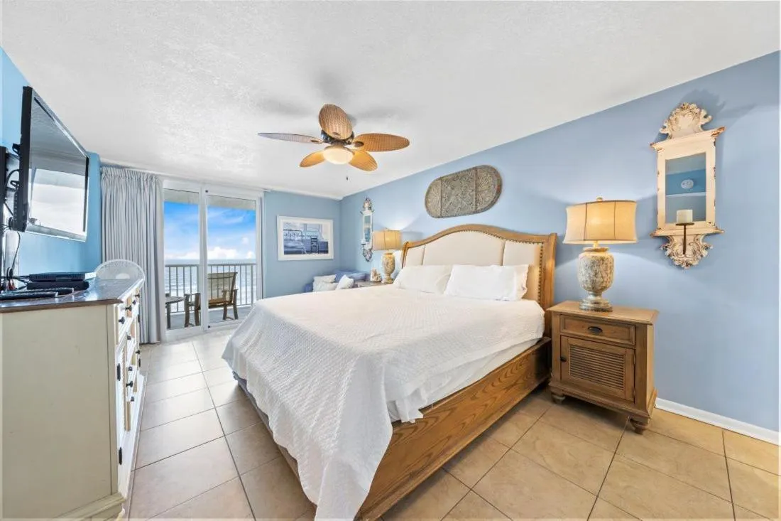 Bed in Romar Tower 7C by Youngs Suncoast