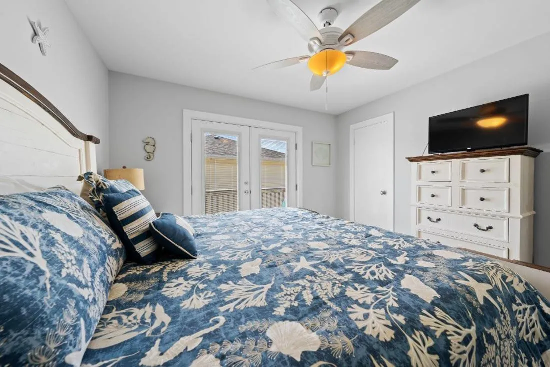 Bed in Sand Dollar 28 by Youngs Suncoast