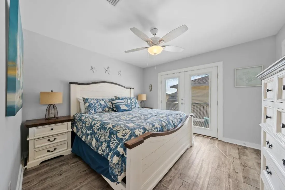 Bed in Sand Dollar 28 by Youngs Suncoast