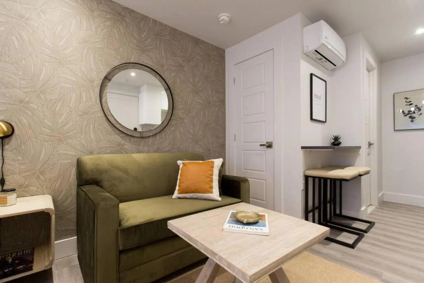 Palms Little Italy Studio with full bathroom by Denstays