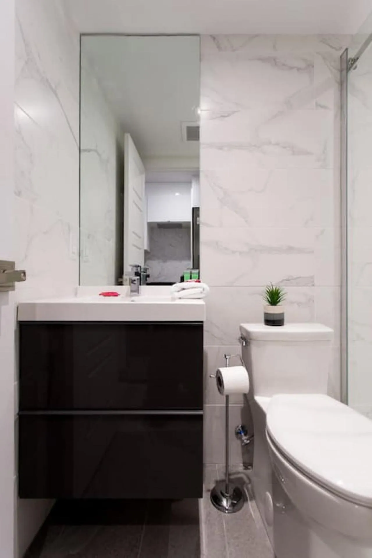 Palms Little Italy Studio with full bathroom by Denstays