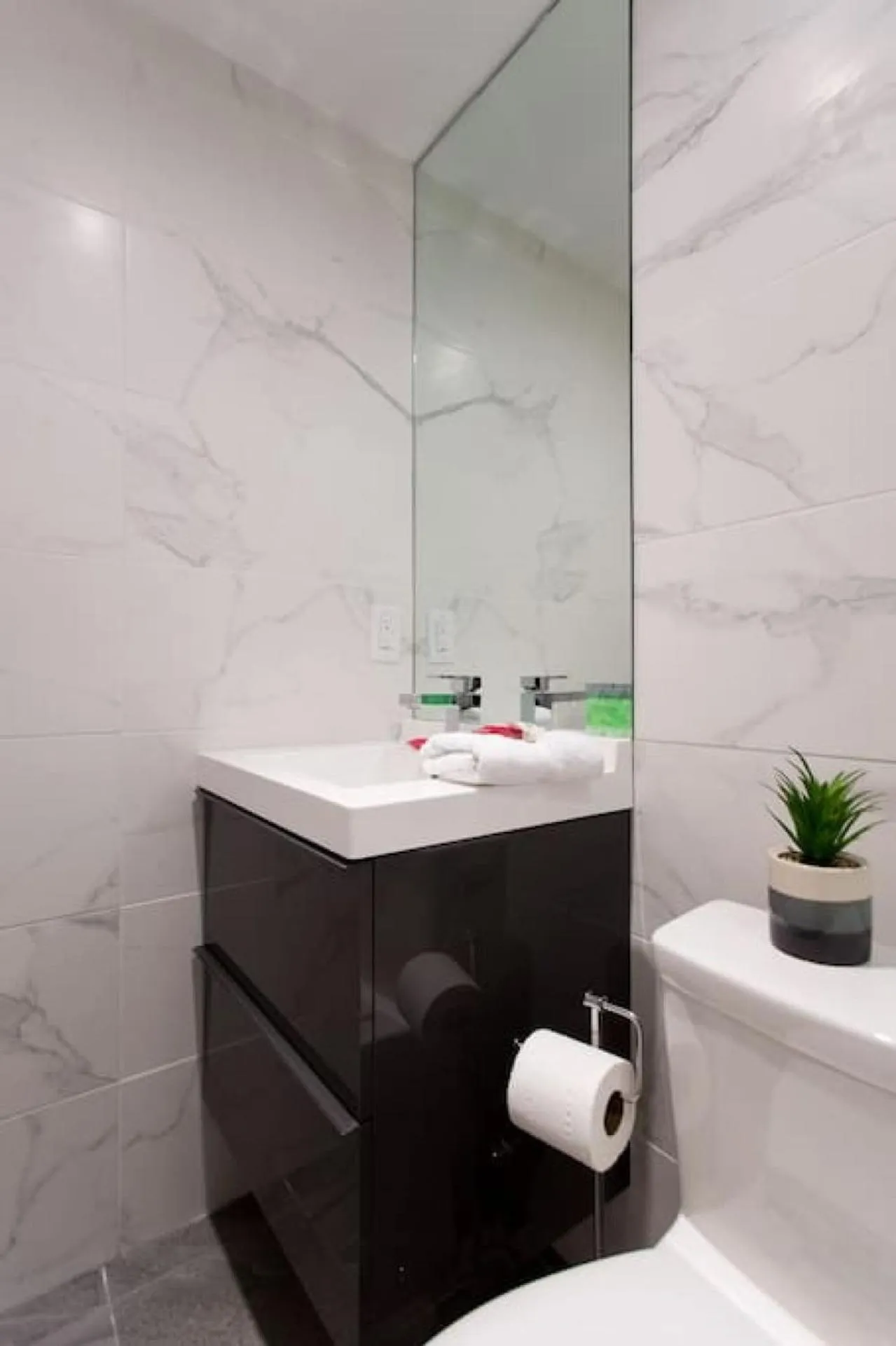 Palms Little Italy Studio with full bathroom by Denstays