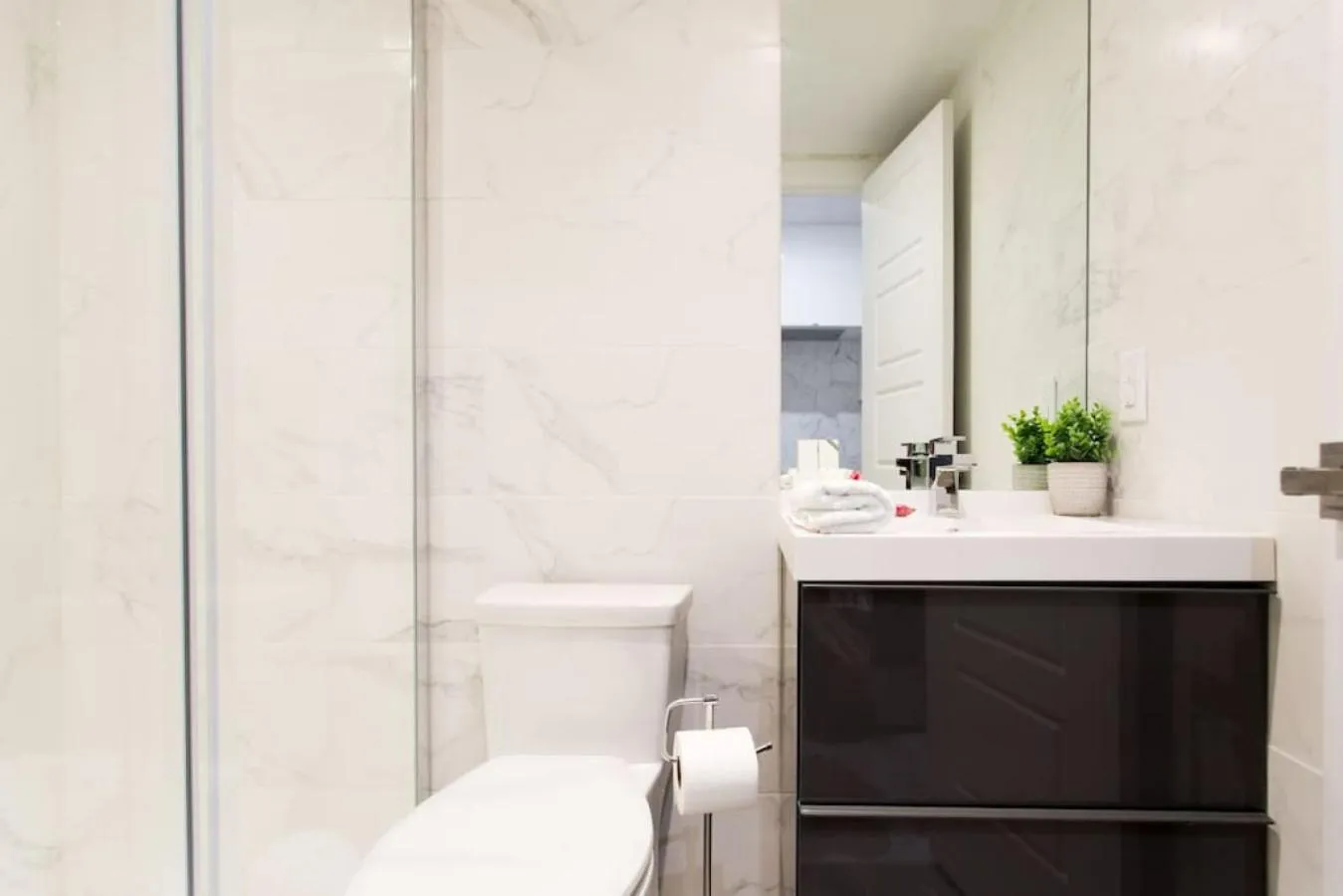 Palms Little Italy Studio with full bathroom by Denstays