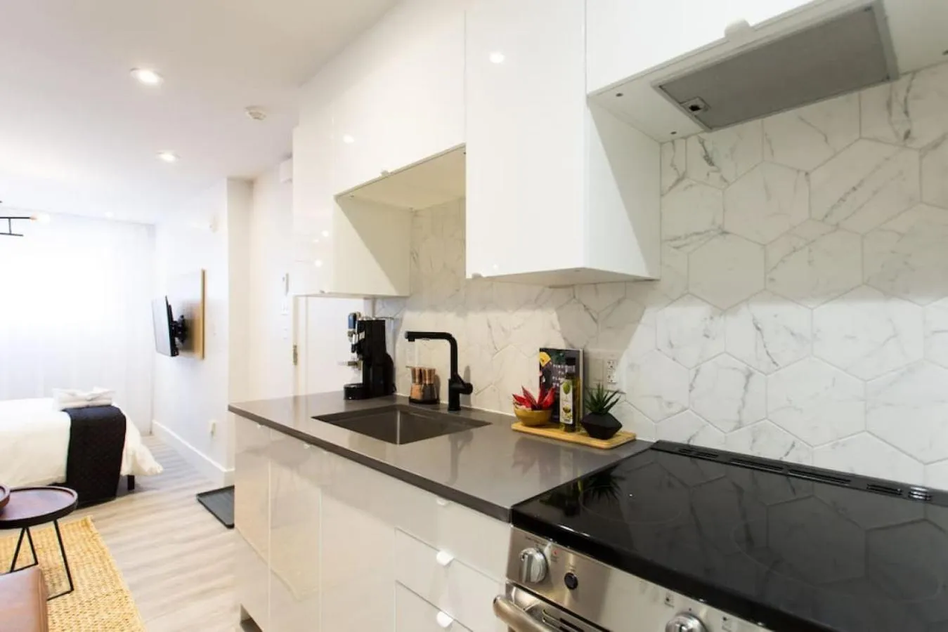 Palms Little Italy Studio with full bathroom by Denstays