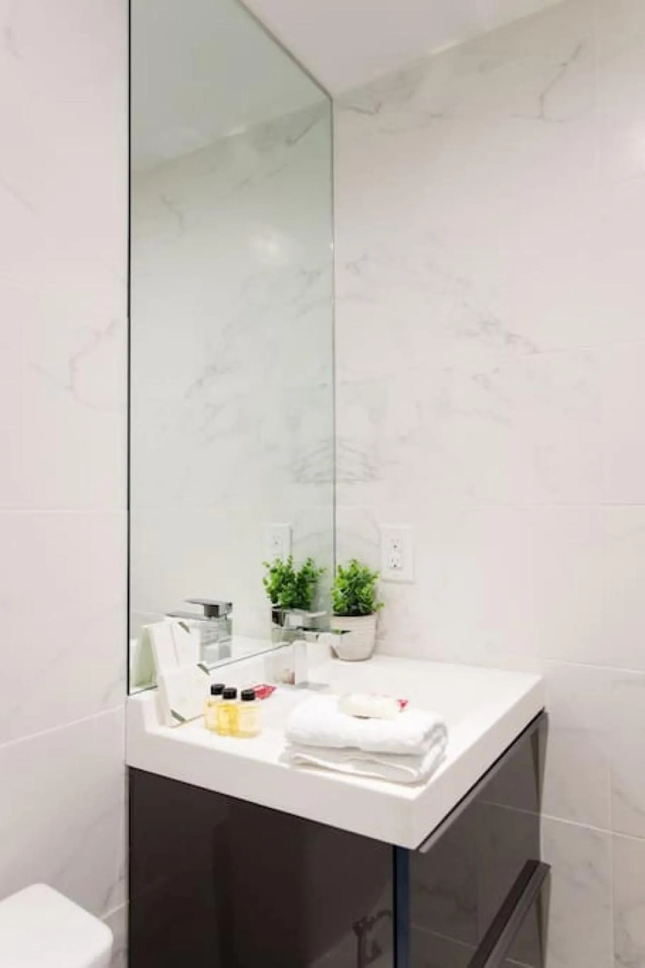 Palms Little Italy Studio with full bathroom by Denstays