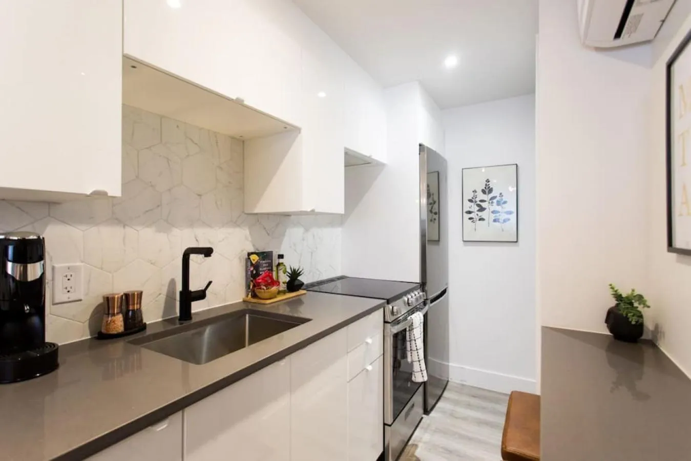 Palms Little Italy Studio with full bathroom by Denstays