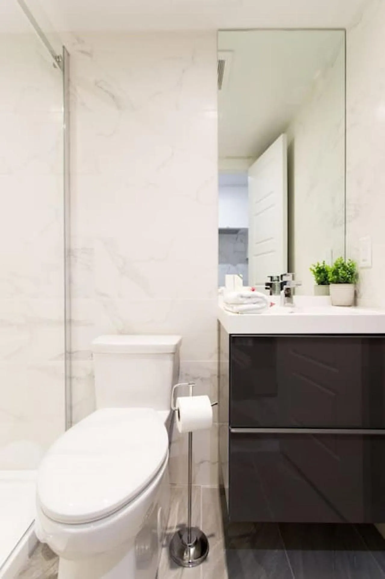 Palms Little Italy Studio with full bathroom by Denstays